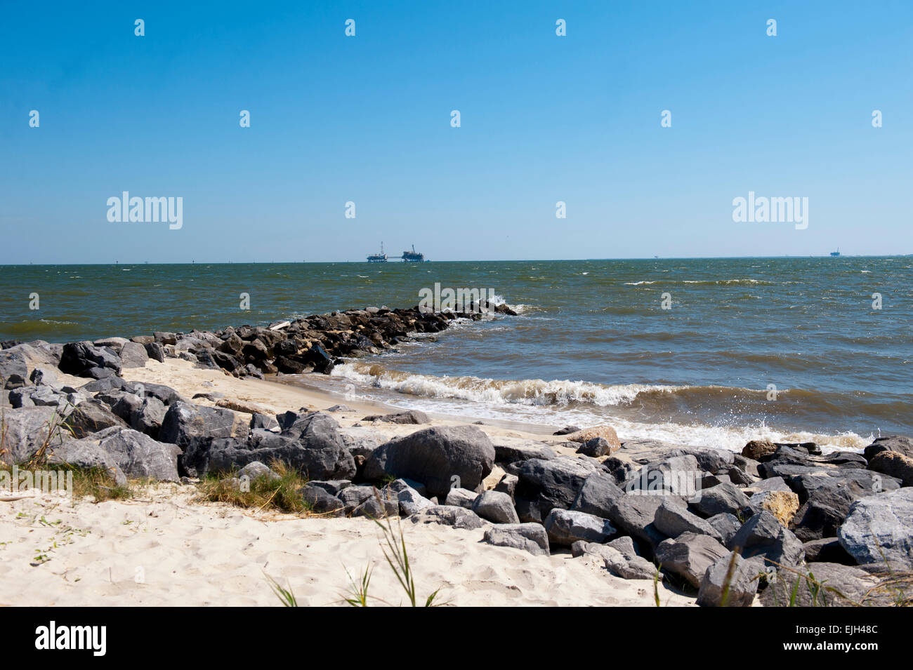 Jetty e erba di mare lungo il litorale Dauphin Island Alabama Foto Stock