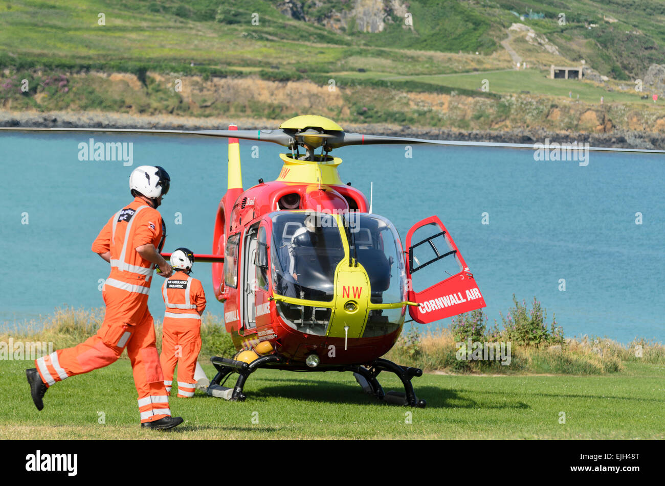 Eurocopter EC135 della Cornovaglia Air Ambulance circa di decollare da St Ives, Cornwall, Regno Unito Foto Stock