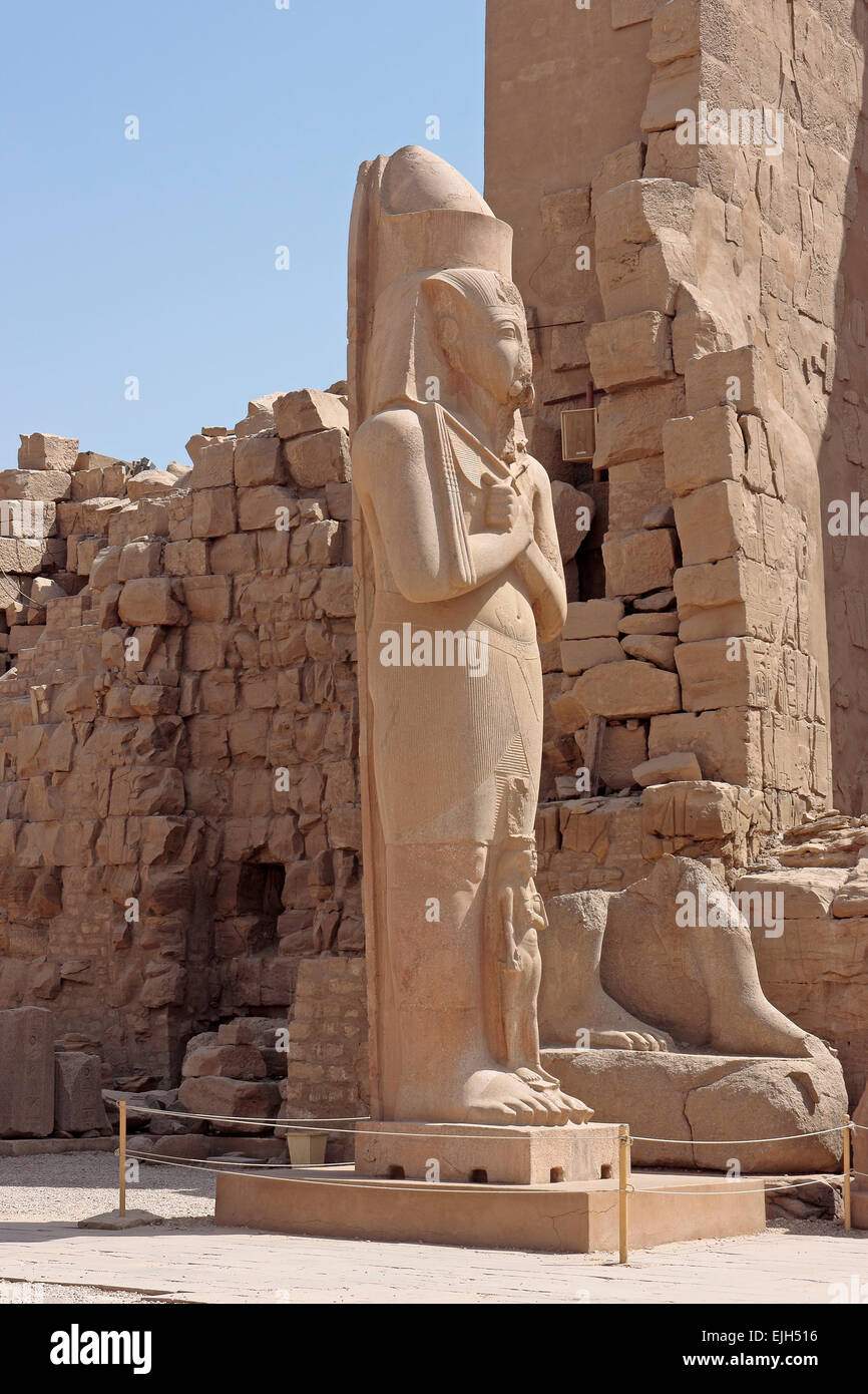 Statua di Ramses II nel tempio di Karnak Foto Stock