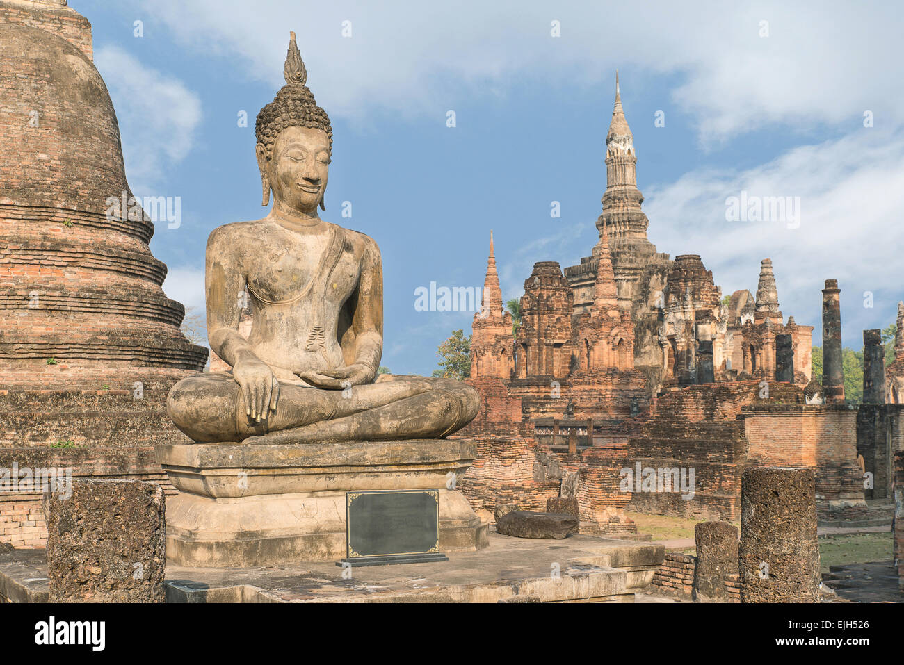 Statua del Buddha al Wat Mahathat in Sukhothai Historical Park, Sukhothai,Thailandia Foto Stock