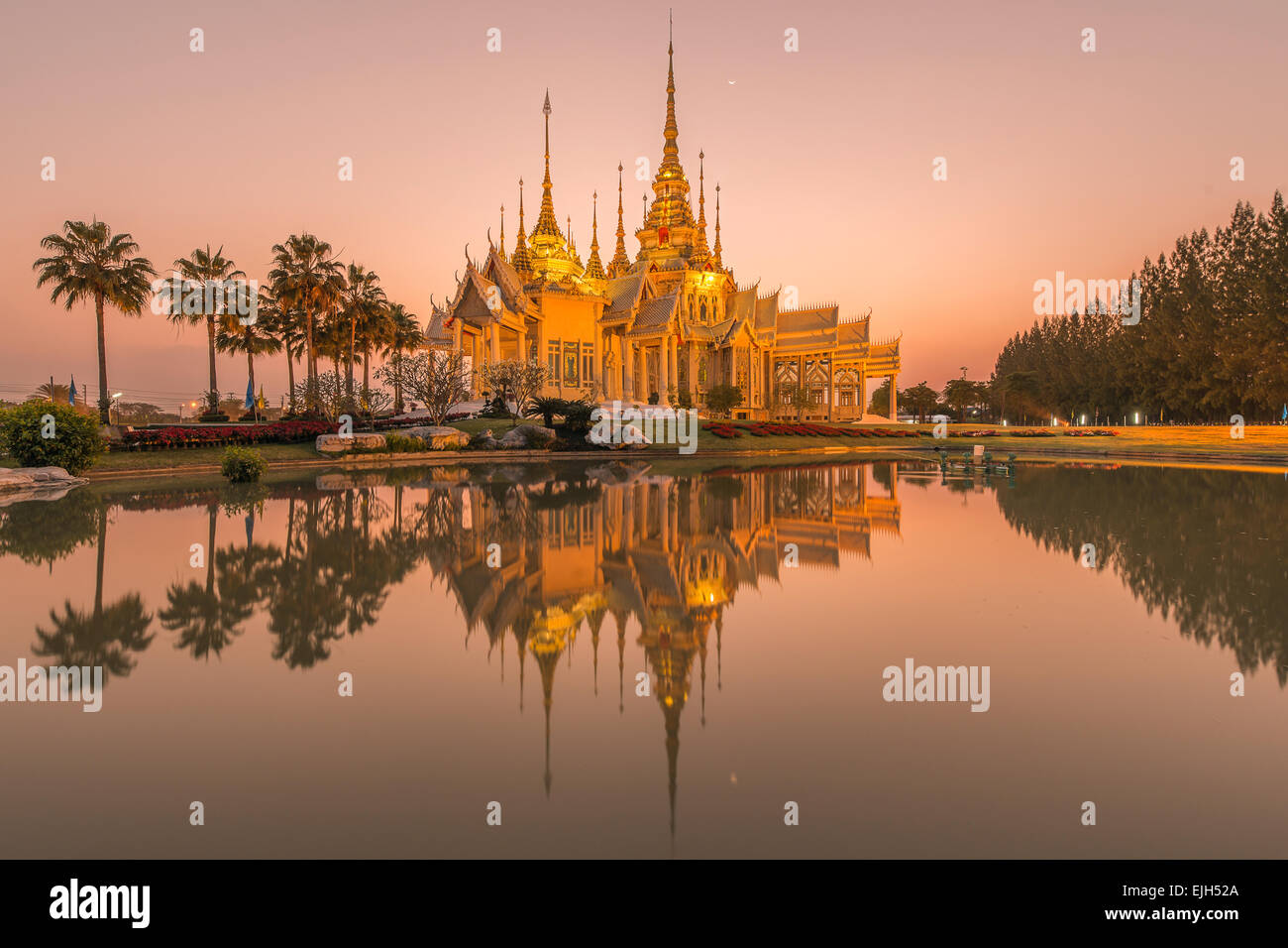 Bellissimo tempio a Twilight time in Thailandia Foto Stock