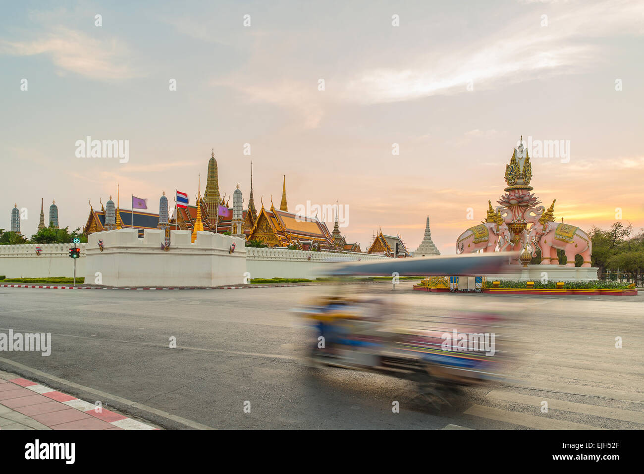 Un tuk tuk per le autovetture. Per visitare la città di Bangkok. Foto Stock