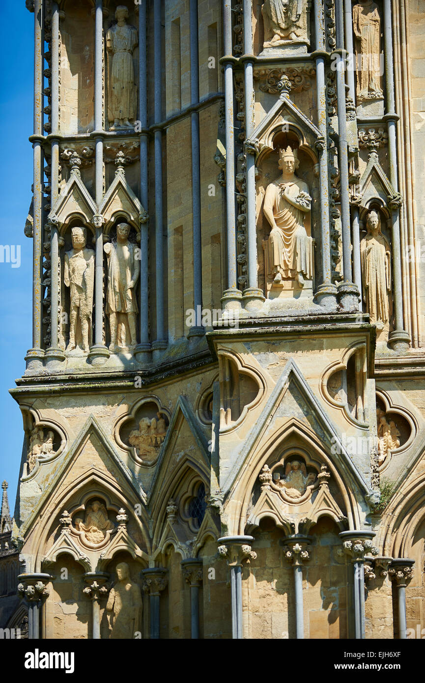 Statue sui pozzetti medievale Cattedrale costruita nei primi inglese in stile gotico in 1175, Wells Somerset, Inghilterra Foto Stock