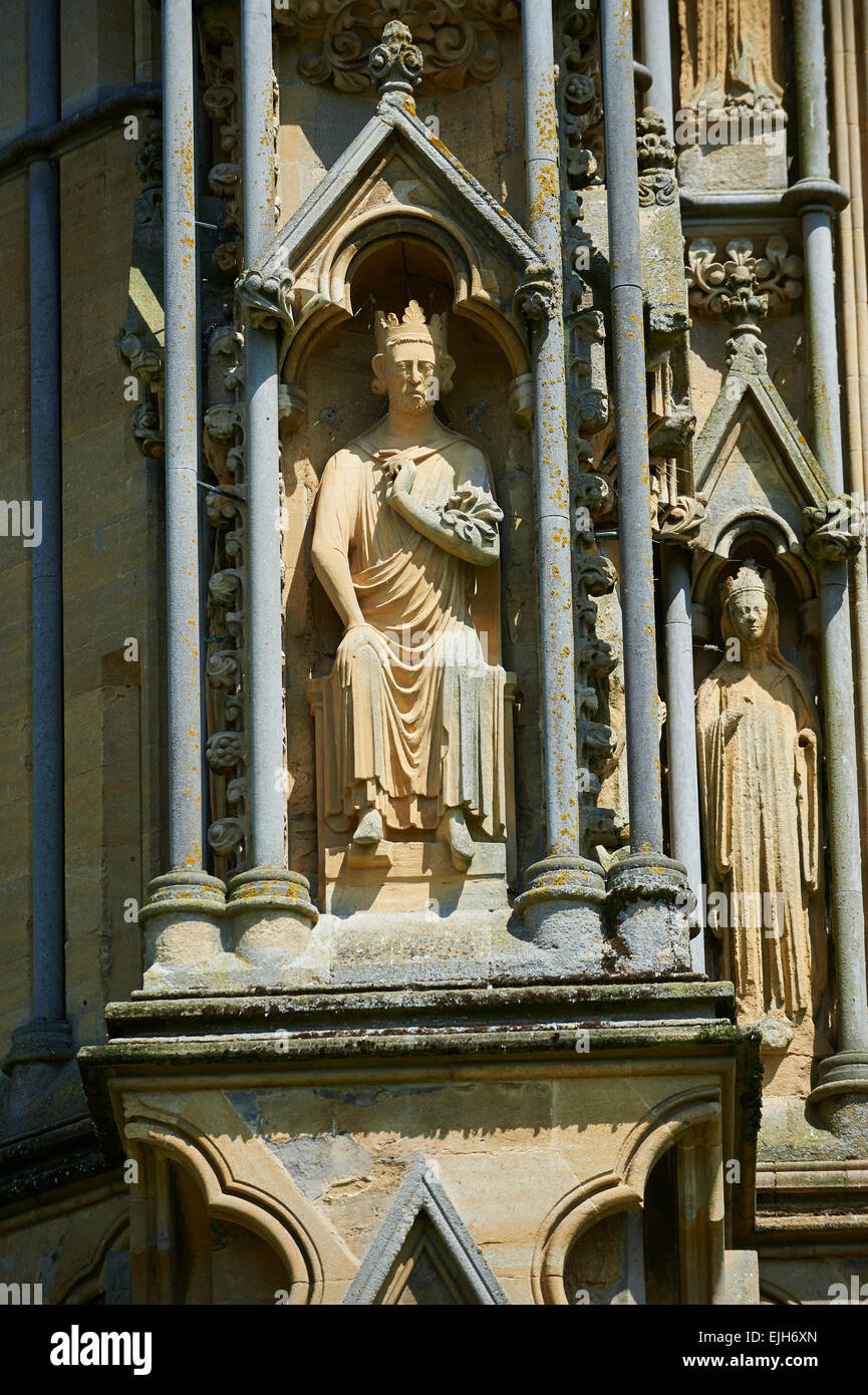 Statue sul i pozzi medievale Cattedrale costruita nei primi inglese in stile gotico in 1175, Wells Somerset, Inghilterra Foto Stock