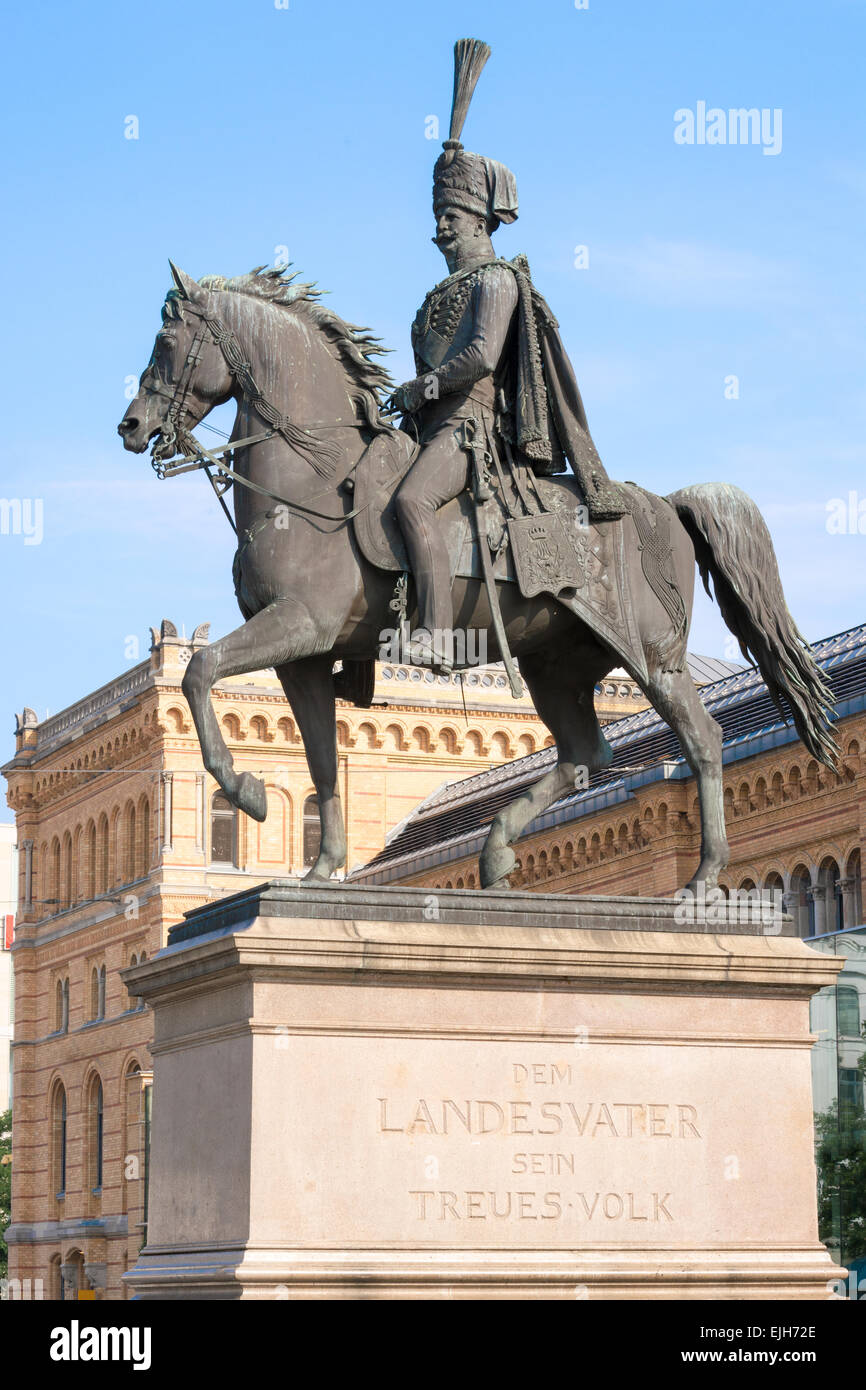 Statua di Ernest Augustus ho di fronte alla Hannover stazione centrale, Germania Foto Stock