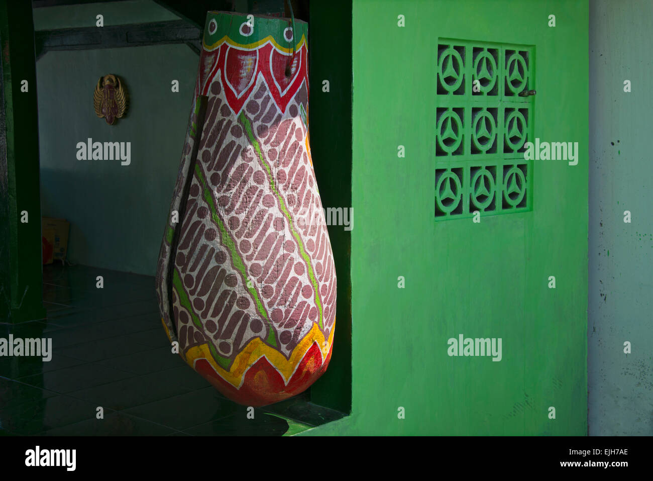 Kenthonean (allarme tradizionale) nella parte anteriore della casa, Yogyakarta, Java, Indonesia Foto Stock