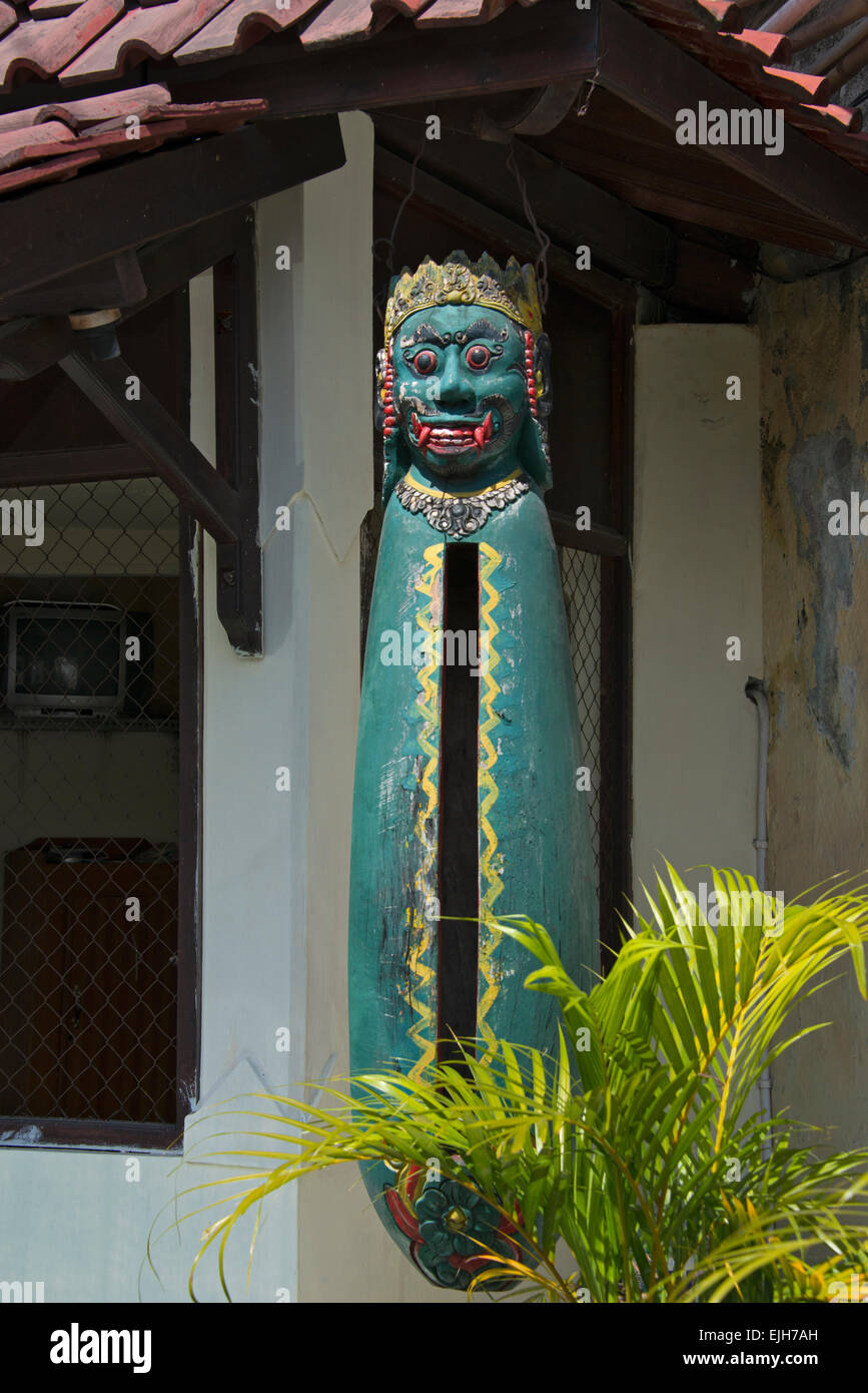 Kenthonean (allarme tradizionale) nella parte anteriore della casa, Yogyakarta, Java, Indonesia Foto Stock