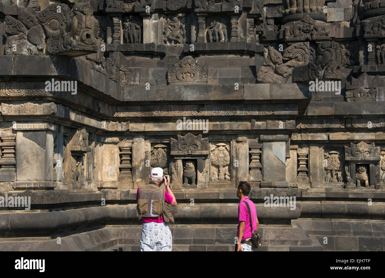 Tourist fotografare in tempio di Prambanan, sito Patrimonio Mondiale dell'UNESCO, Giava centrale, Indonesia Foto Stock