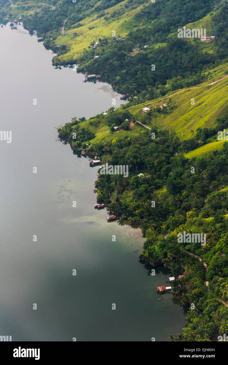 Vista aerea della linea costiera, Jayapura, Papua, Indonesia Foto Stock