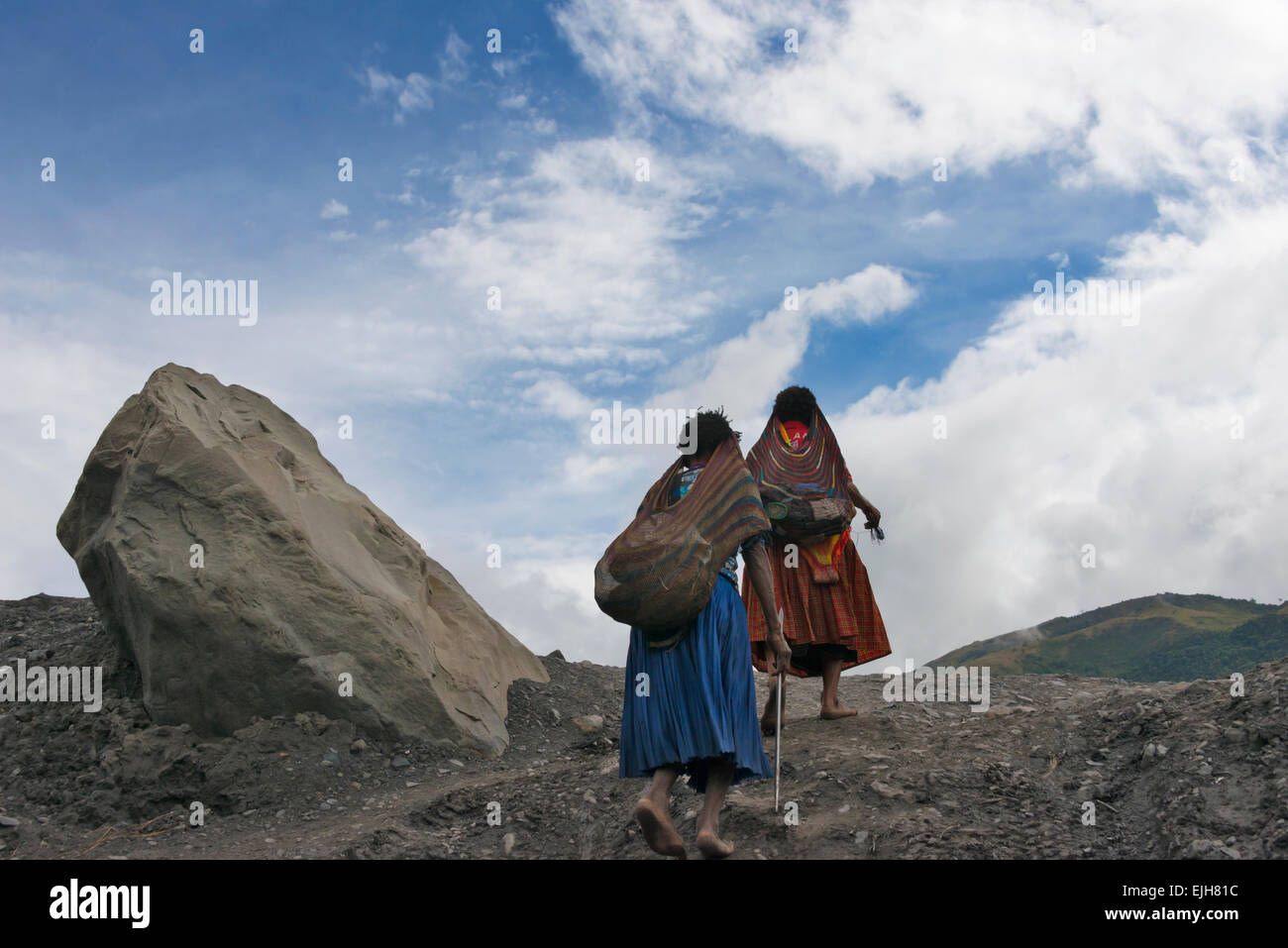 Dani donna che trasportano noken, (un annodato net o sacchetto di tessuti fatti a mano da fibra di legno o foglie dalle comunità in Papua e Papua Occidentale Foto Stock