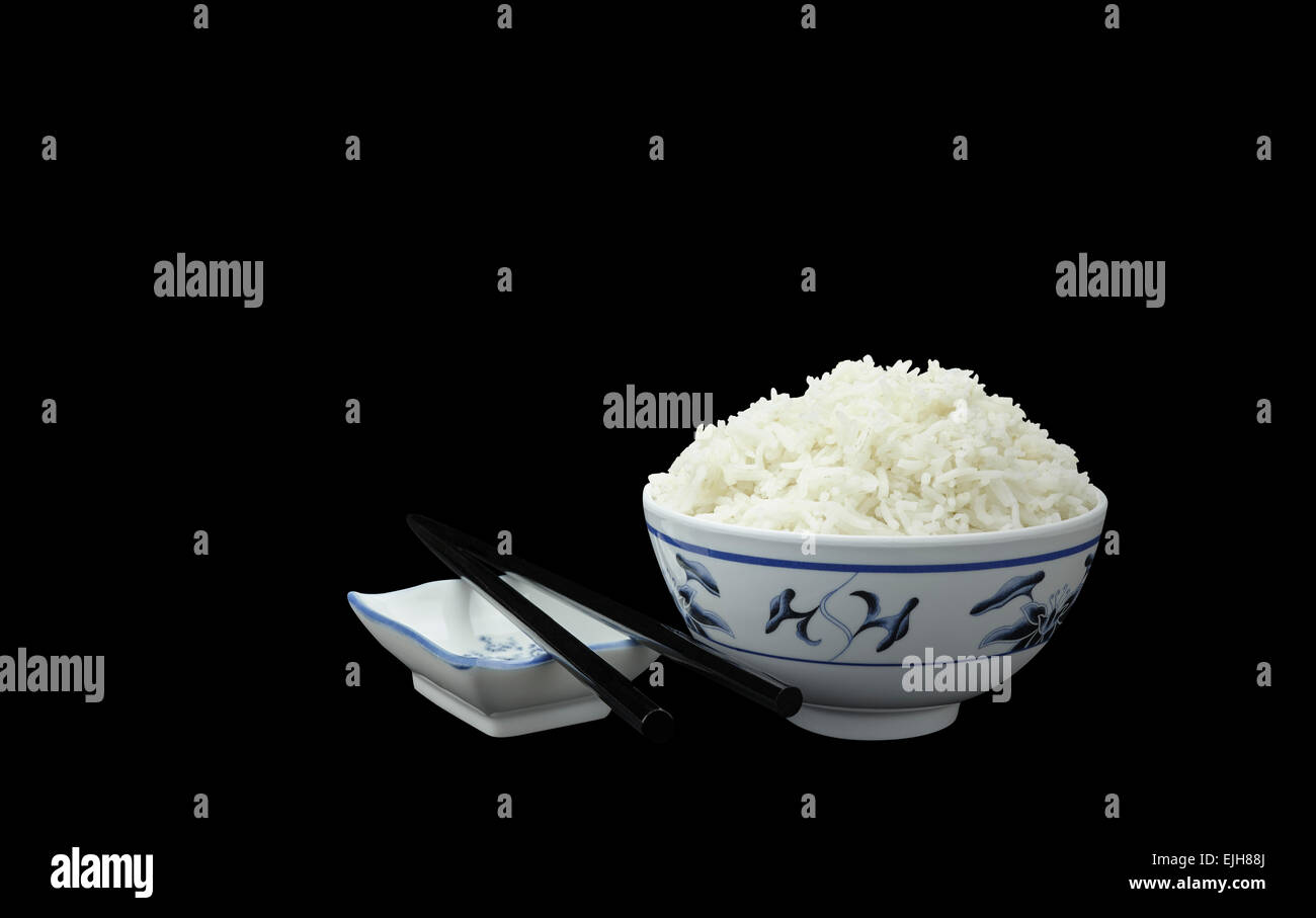 Organici naturali di riso cotto in vaso cinese con bacchette isolati su sfondo nero Foto Stock