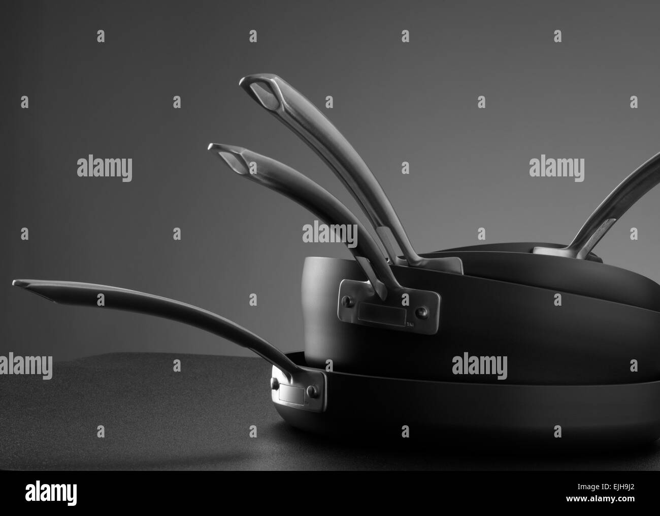 Vista ravvicinata di Nizza pentole impostato sul dorso grigio Foto Stock