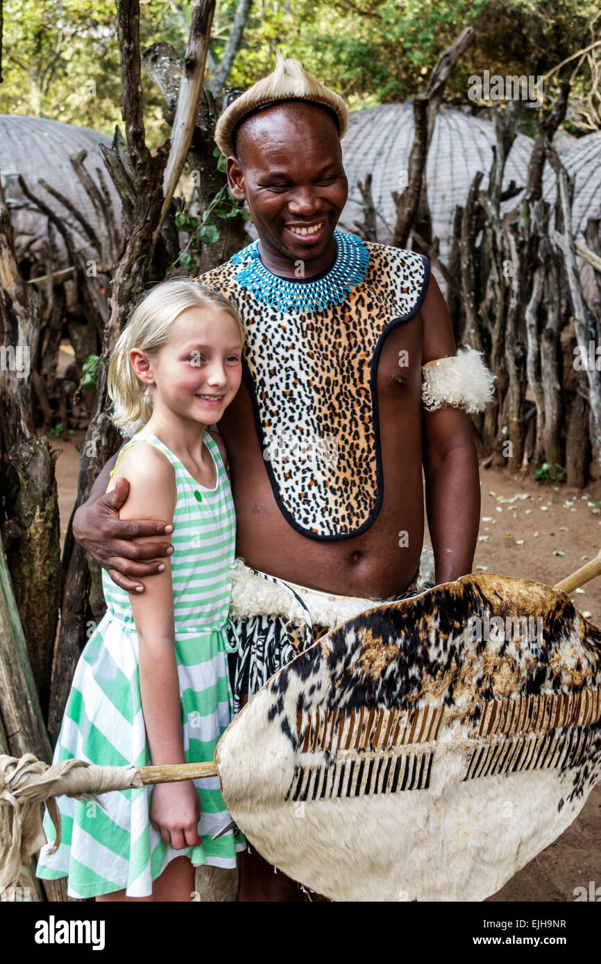 Johannesburg Sud Africa, Lesedi African Lodge & Cultural Village, Zulu, tribù, uomo nero maschio, abiti tradizionali regalia nativi, villa tribale Foto Stock