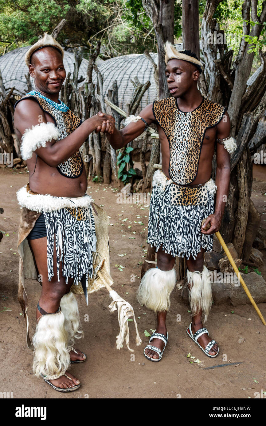 Johannesburg Sud Africa, Lesedi African Lodge & Cultural Village, Zulu, tribù, uomo nero maschio, abiti tradizionali regalia nativi, villa tribale Foto Stock