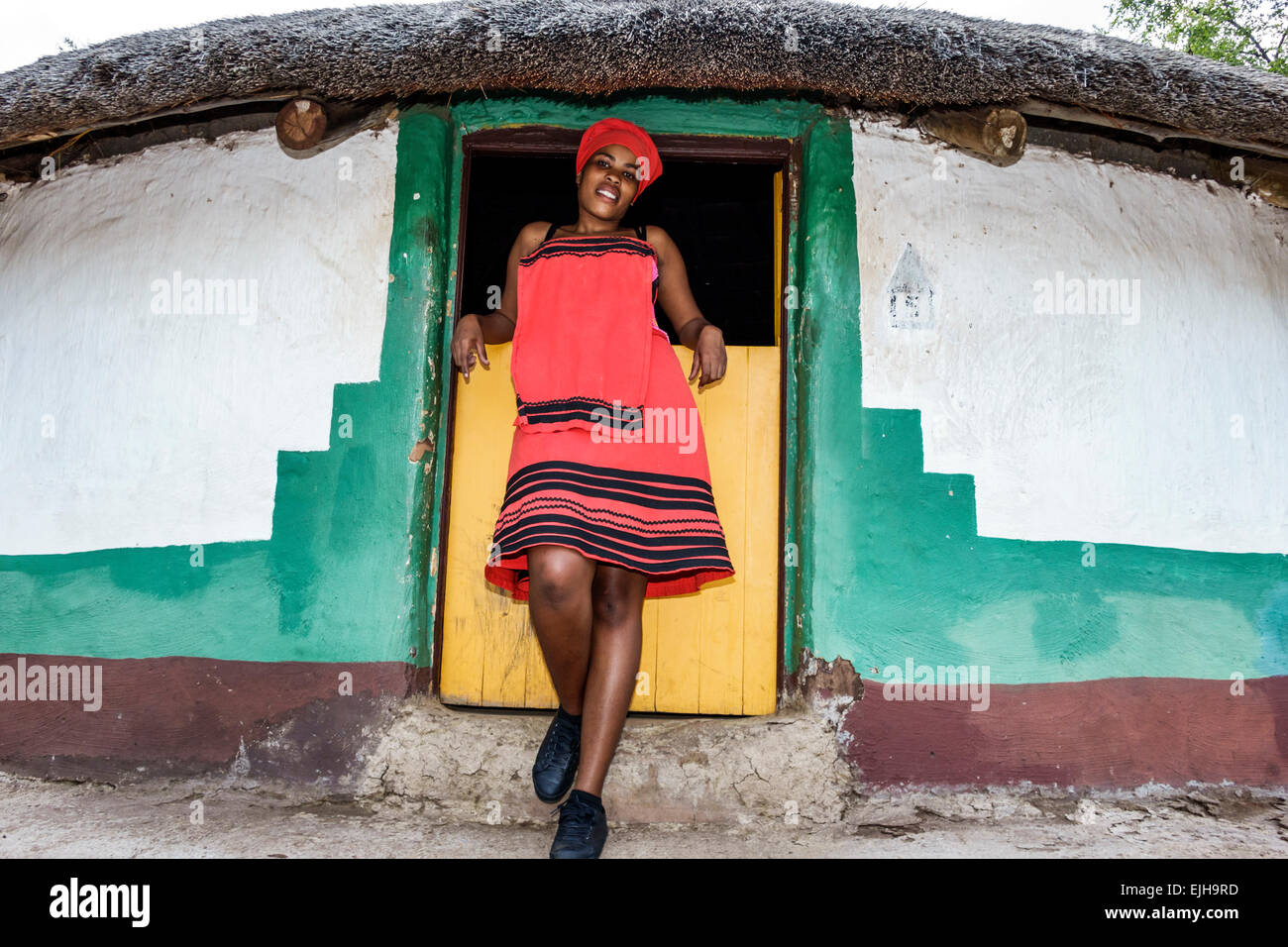 Johannesburg Sud Africa, Lesedi African Lodge & Cultural Village, Xhosa, tribù, villaggio, abiti tradizionali regalia nativi, donna nera donna donna donna donna donna donna Foto Stock