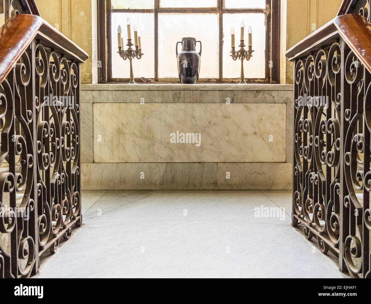 Ornati in ferro battuto ringhiera sulla scala di una volta grand Vedado mansion. Foto Stock