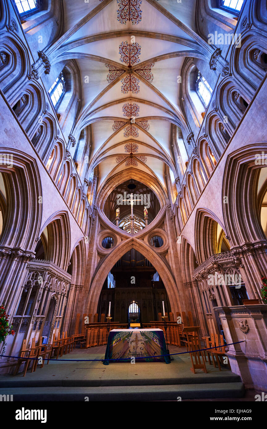 La navata medievale della Cattedrale di Wells costruito nei primi inglese in stile gotico in 1175, Wells Somerset, Inghilterra Foto Stock