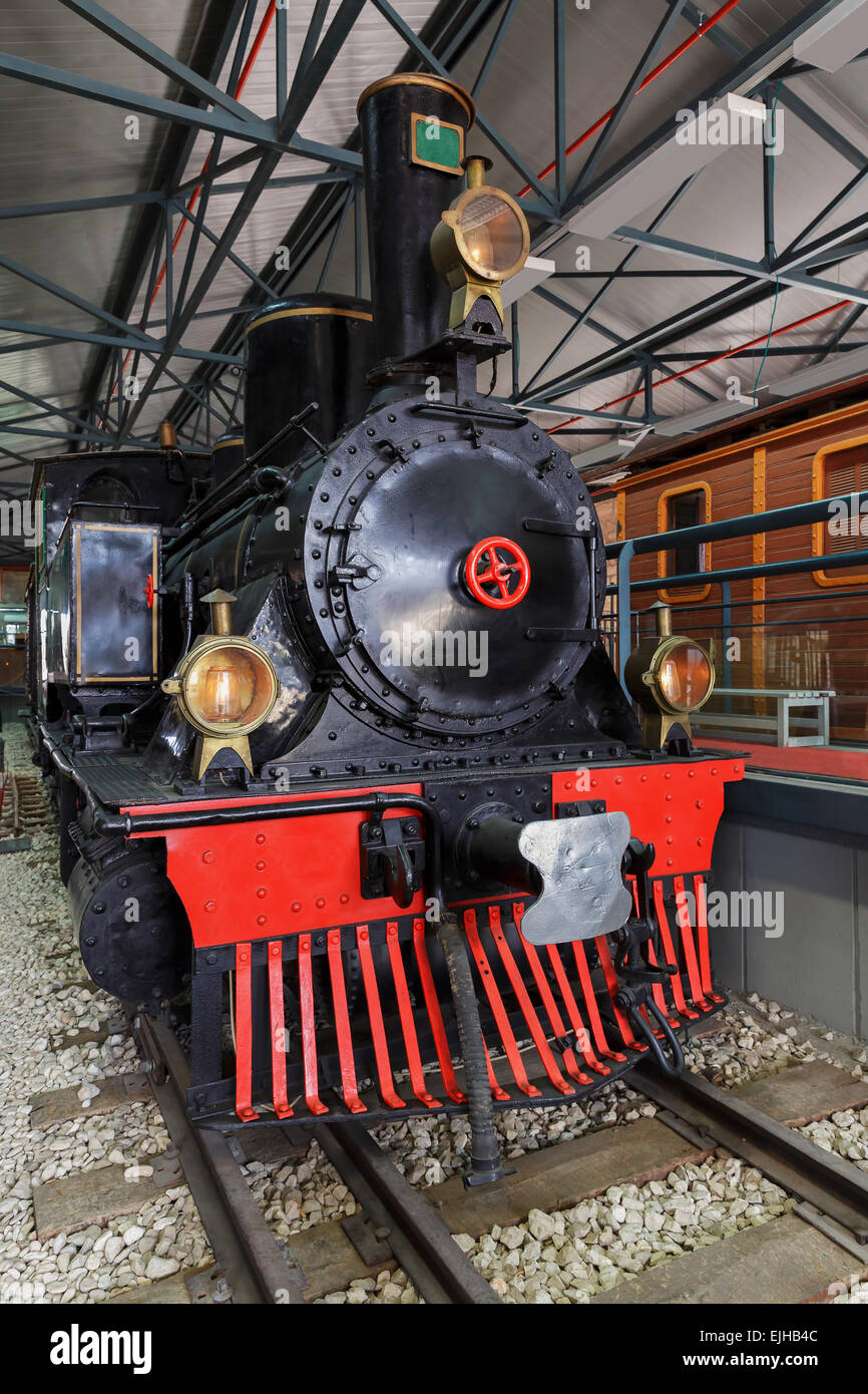 Vecchia locomotiva nero su rotaie Foto Stock
