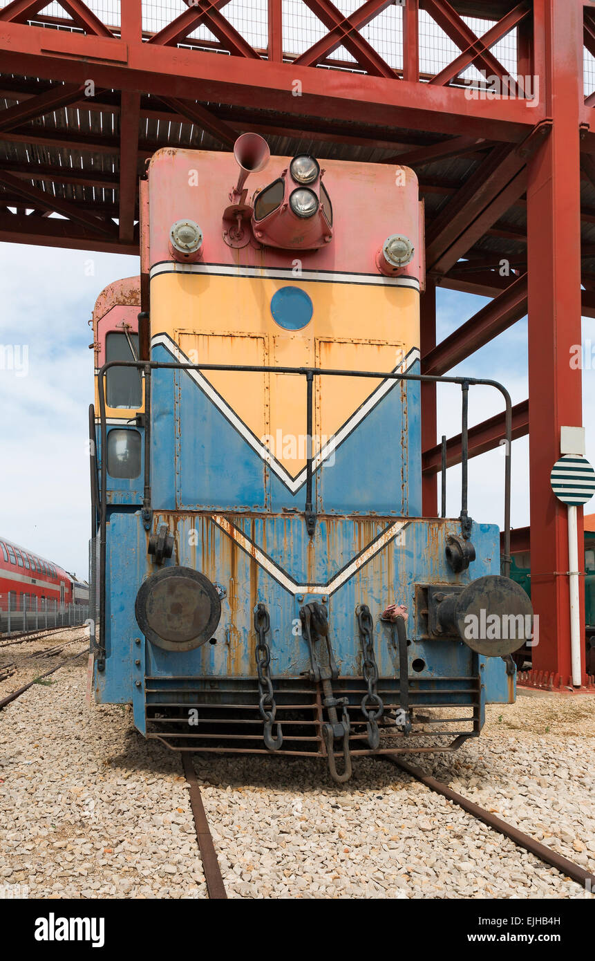 Giallo vecchia locomotiva diesel close up Foto Stock