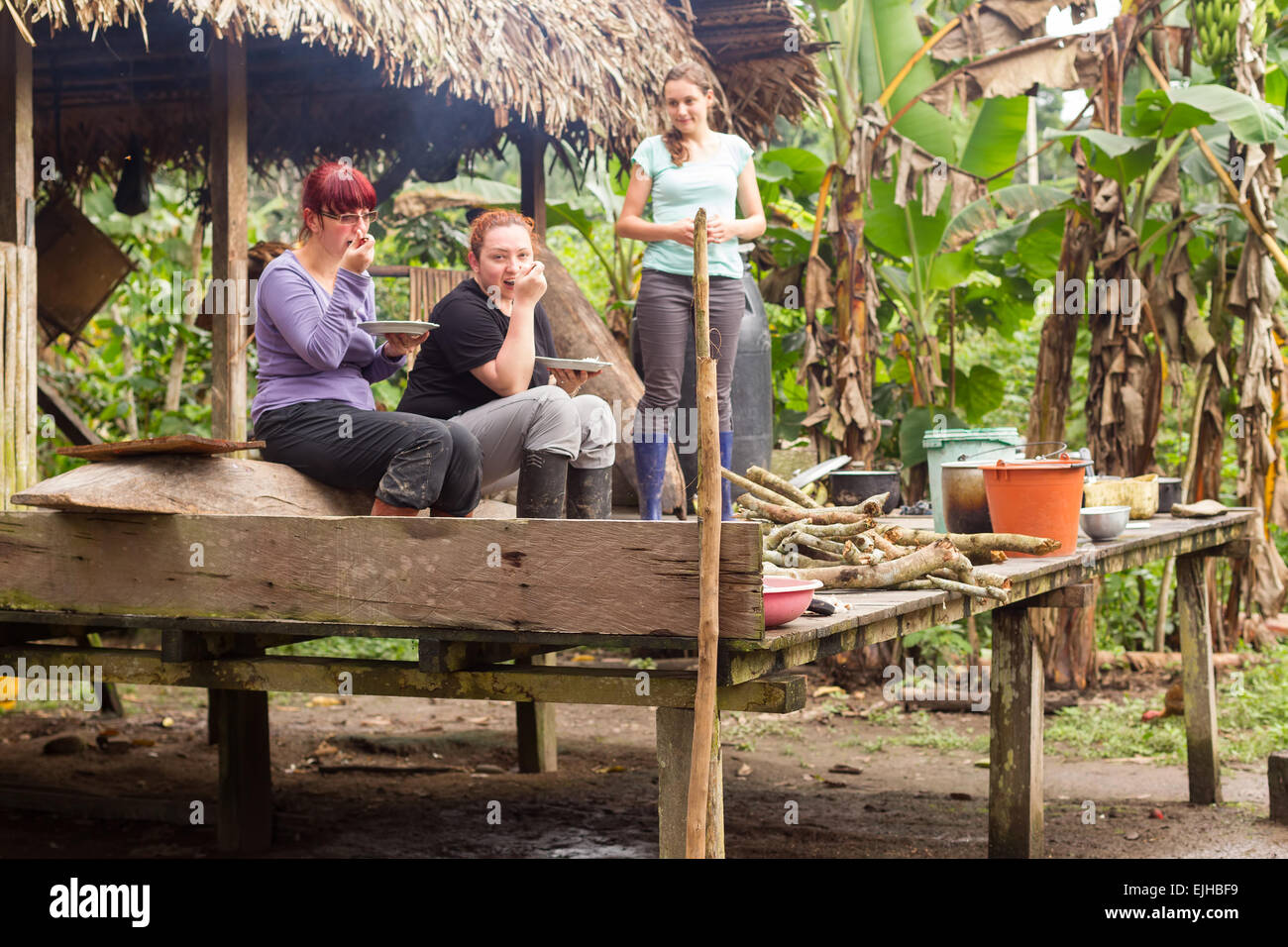 I turisti a pranzo in baita tipica sala da pranzo nella giungla Amazzonica Foto Stock