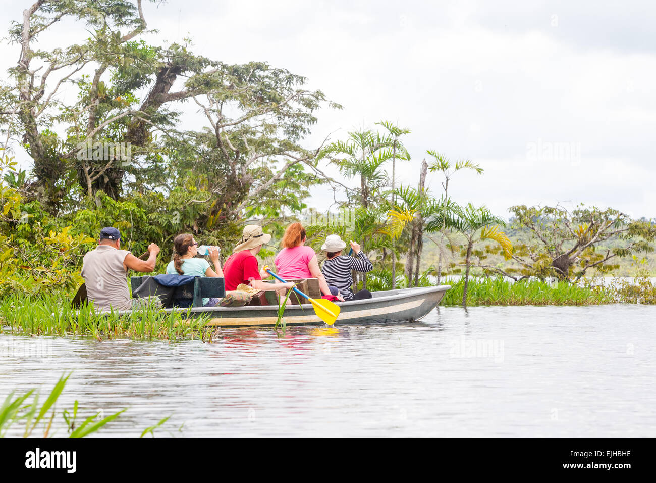 I turisti la pesca leggendario pesce Piranha in Amazzonia ecuadoriana giungla primaria Foto Stock