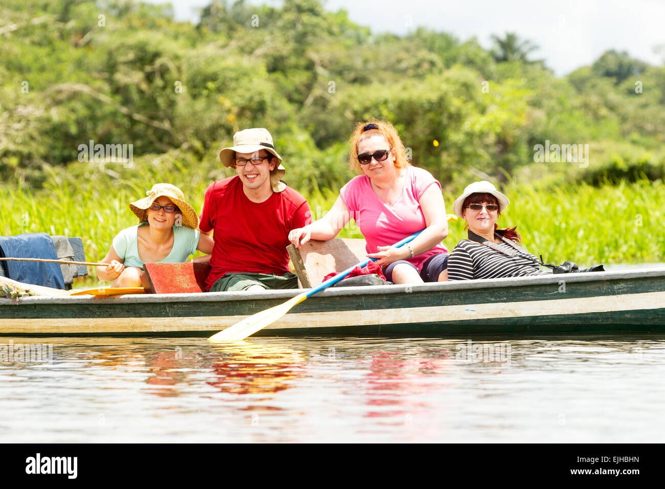 I turisti la pesca leggendario pesce Piranha in Amazzonia ecuadoriana giungla primaria Foto Stock