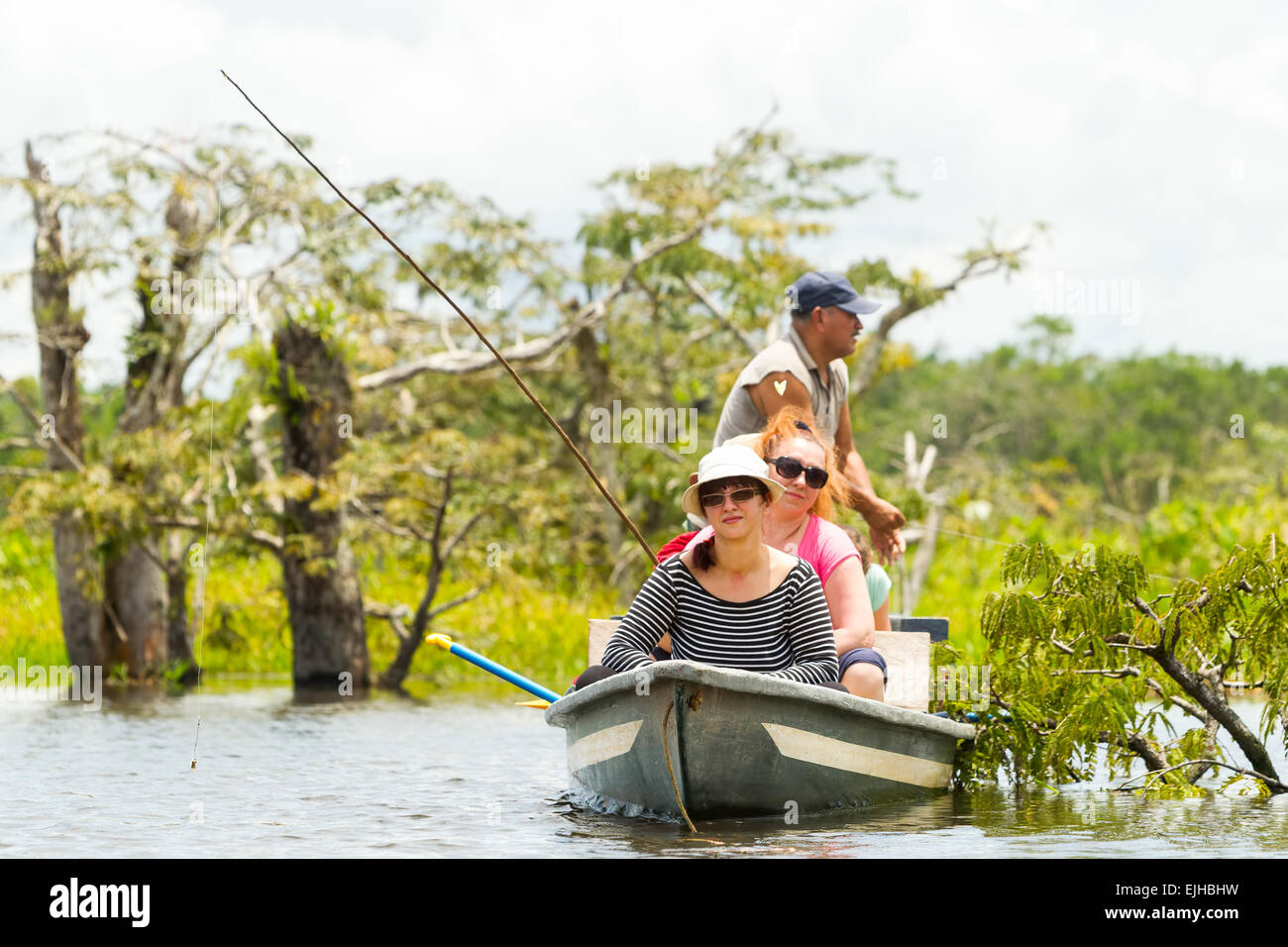 I turisti la pesca leggendario pesce Piranha in Amazzonia ecuadoriana giungla primaria Foto Stock