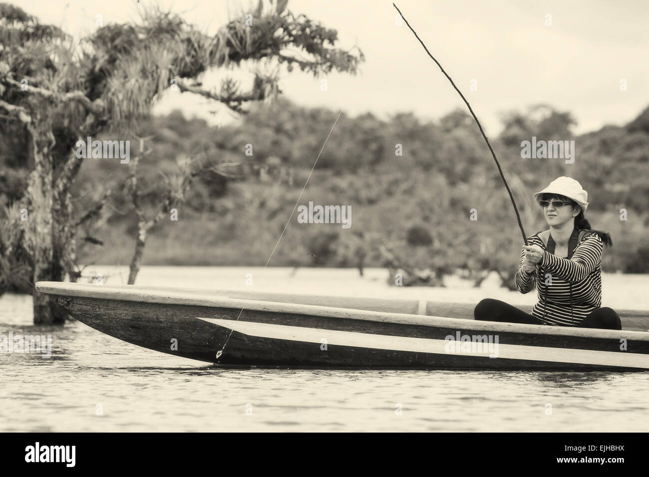 Donna a pescare Piranha Cuyabeno nel Parco Nazionale di Ecuador Foto Stock