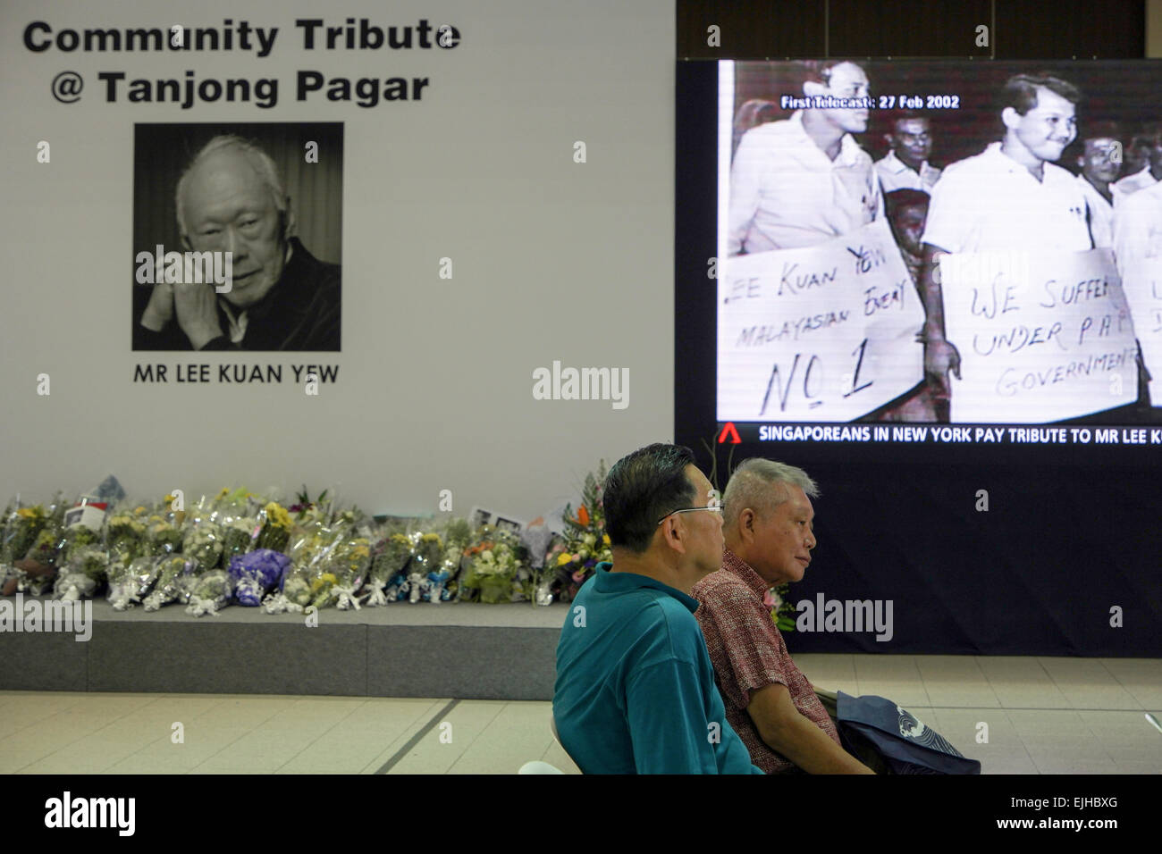 Gli abitanti di Singapore nel lutto e nel rispetto del loro ex primo ministro, Lee Kuan Yew Foto Stock