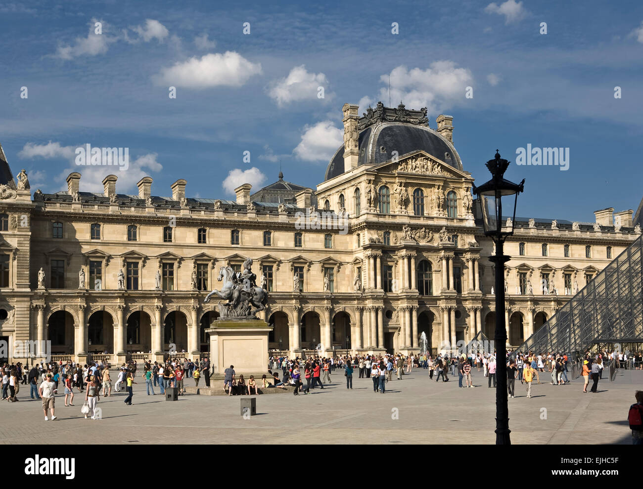 Al di fuori del Louvre, folle, Parigi, Francia Foto Stock