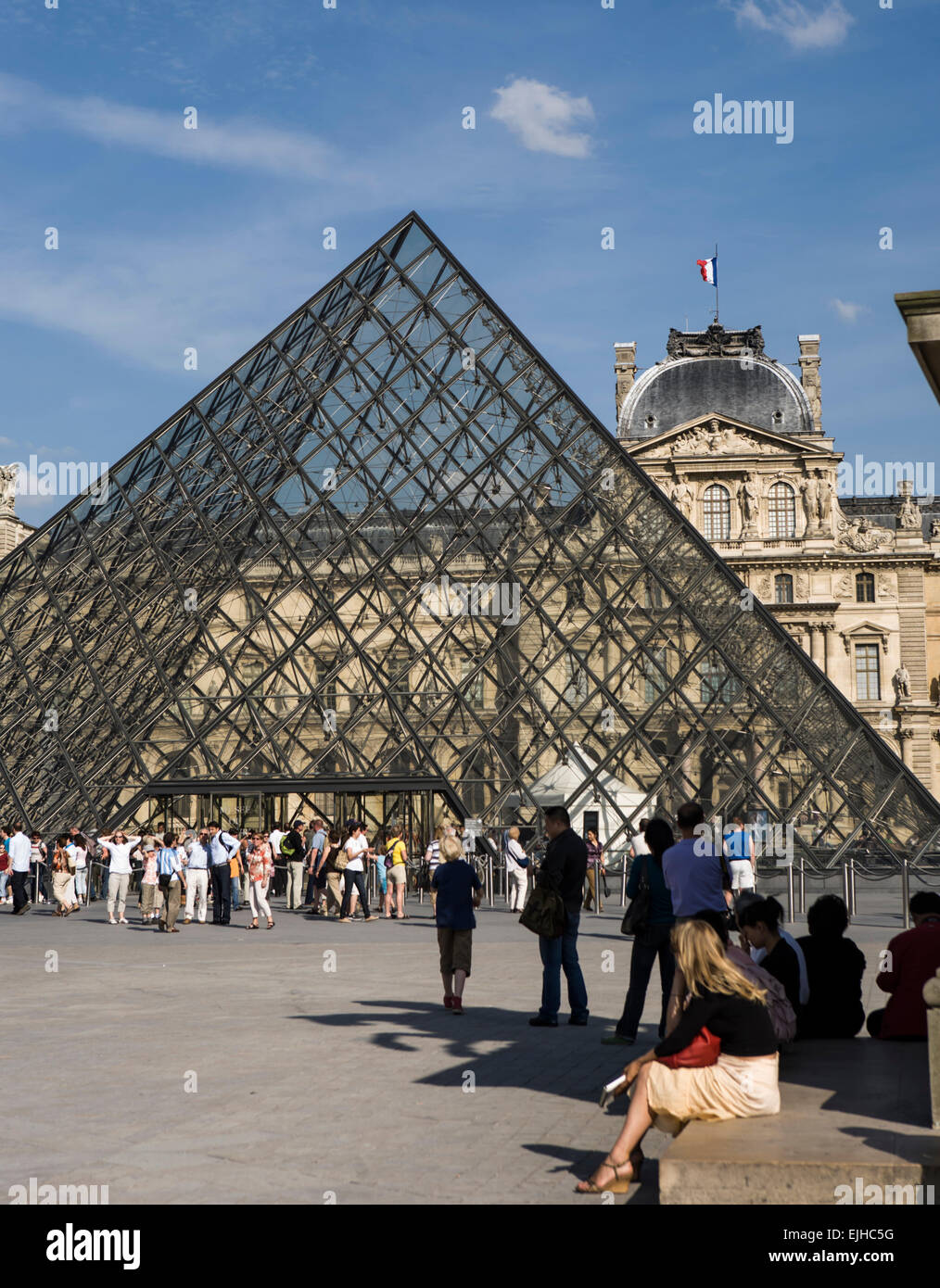Al di fuori del Louvre, folle, Parigi, Francia Foto Stock