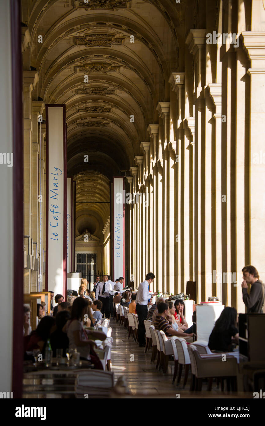 Cafe Marly dal Louvre, Parigi, Francia Foto Stock