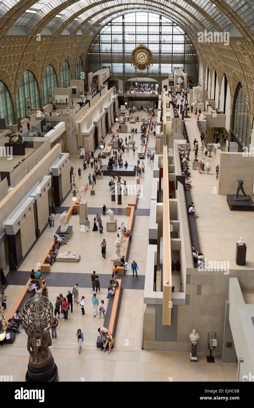 Vista complessiva all'interno della sala principale del museo di Orsay a Parigi, Francia Foto Stock