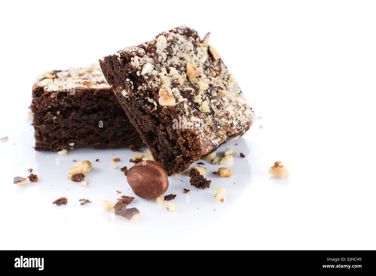 Il cacao e il brownie al cioccolato dolce con nocciola isolati su sfondo bianco Foto Stock