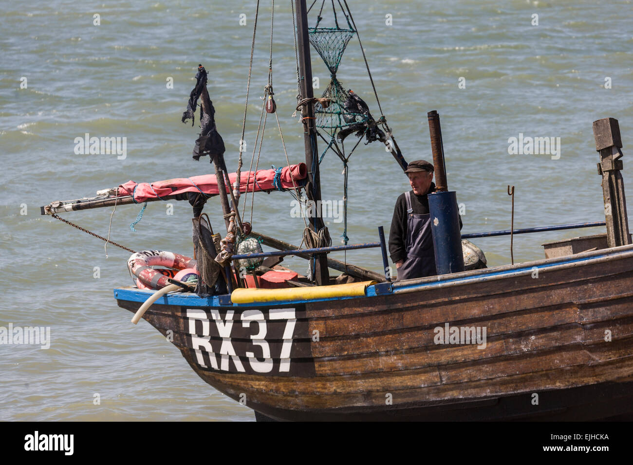 Commerciale di barche da pesca e delle operazioni sulla spiaggia di Hastings, Sussex, Inghilterra Foto Stock