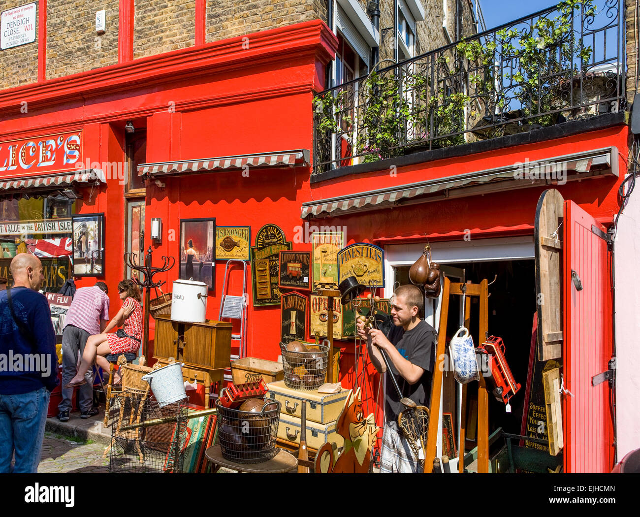 Di Alice e di antiquariato spazzatura negozio, il Mercato di Portobello, Londra, Inghilterra Foto Stock