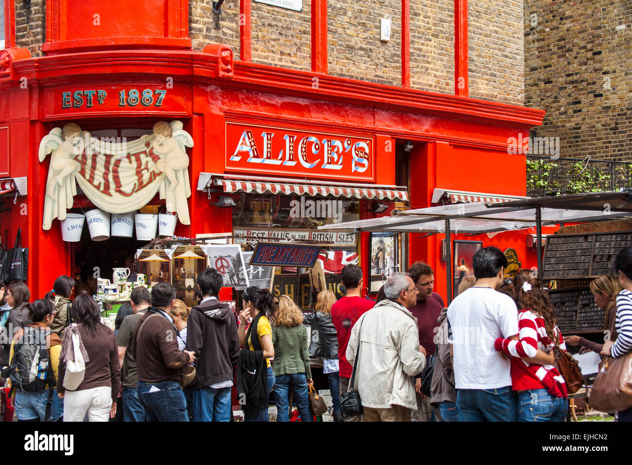 Di Alice e di antiquariato spazzatura negozio, il Mercato di Portobello, Londra, Inghilterra Foto Stock