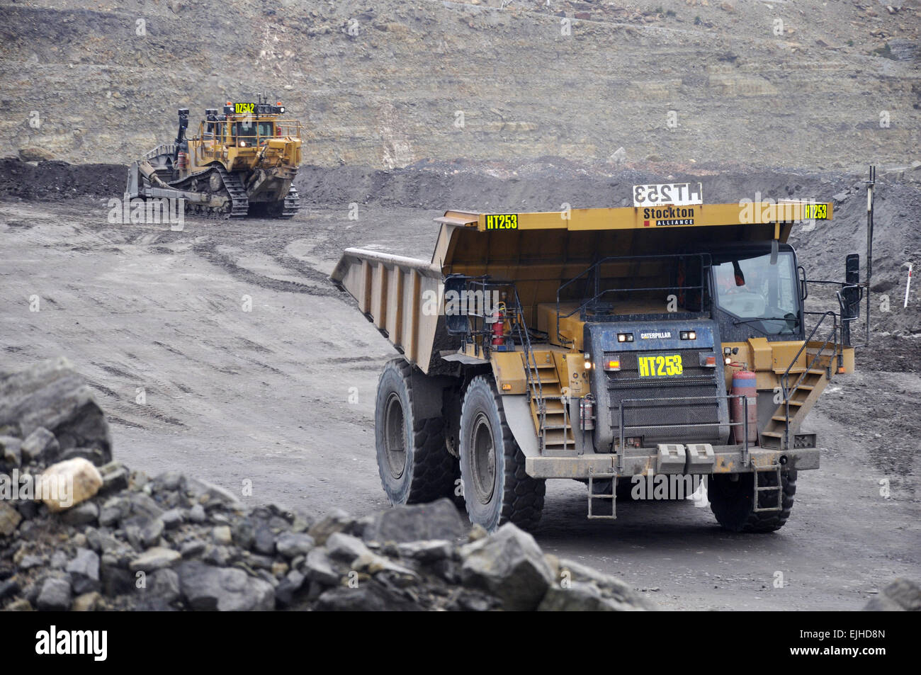 WESTPORT, Nuova Zelanda, 4 marzo, 2015: Carrelli a lavorare a un open cast miniera di carbone il 4 marzo, 2015 vicino a Westport, Nuova Zelanda Foto Stock