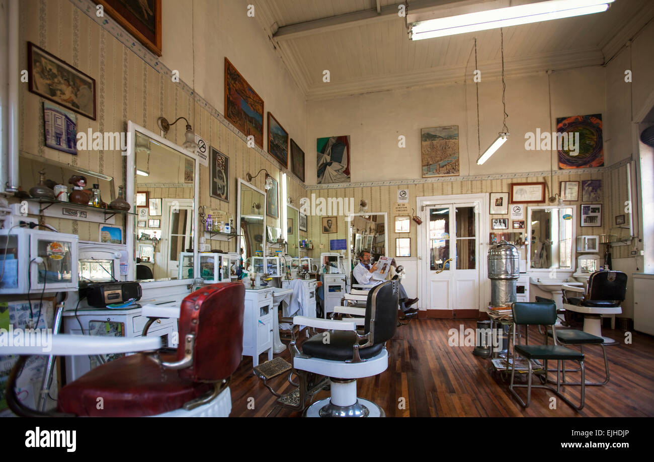 Barber nel vecchio negozio da barbiere, Santiago del Cile Foto Stock