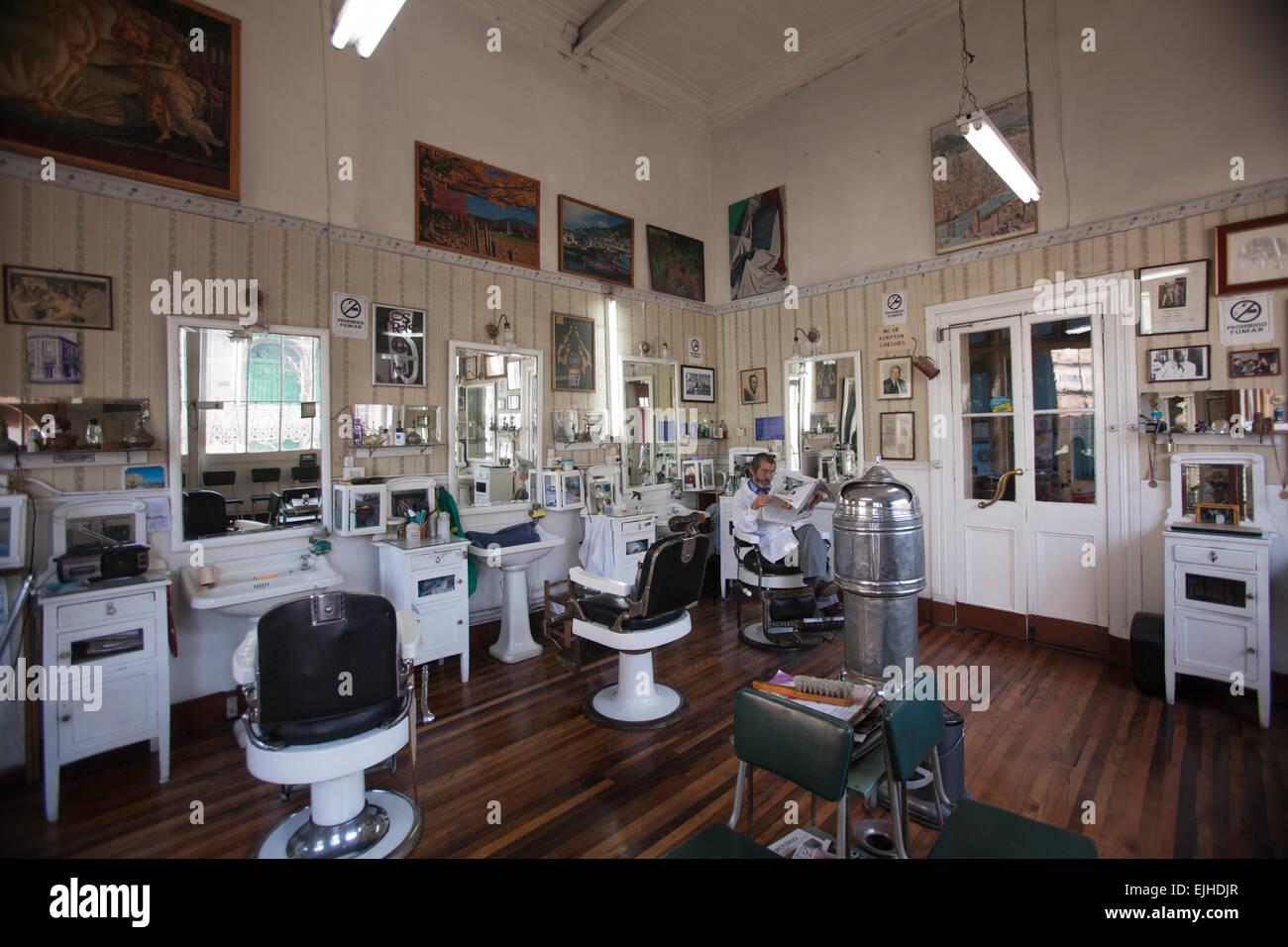 Barber nel vecchio negozio da barbiere, Santiago del Cile Foto Stock