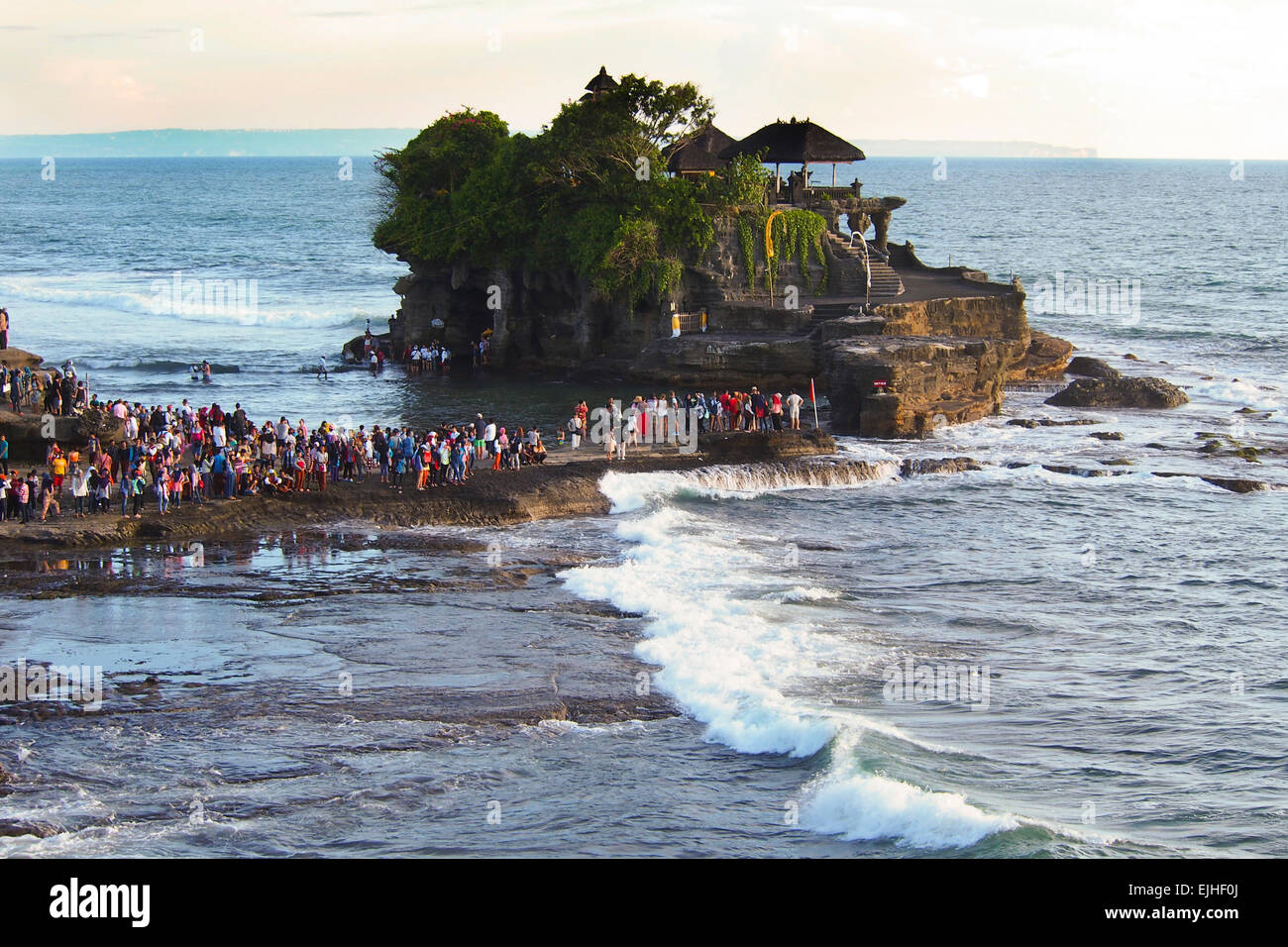 La coda di visitatori che entrerà nella destinazione turistica di Tanah Lot a Bali, Indonesia Foto Stock