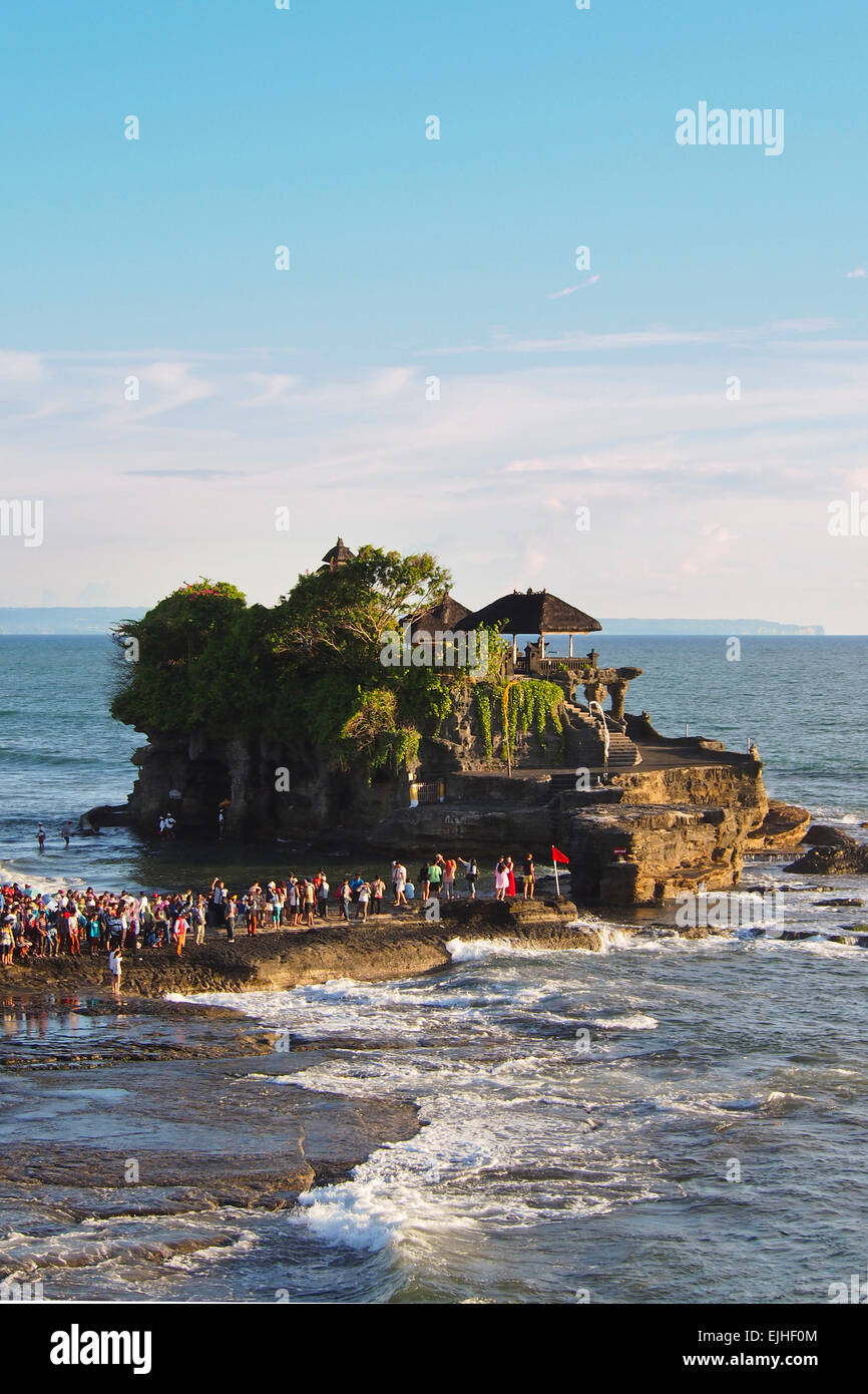 La coda di visitatori che entrerà nella destinazione turistica di Tanah Lot, Bali, Indonesia Foto Stock