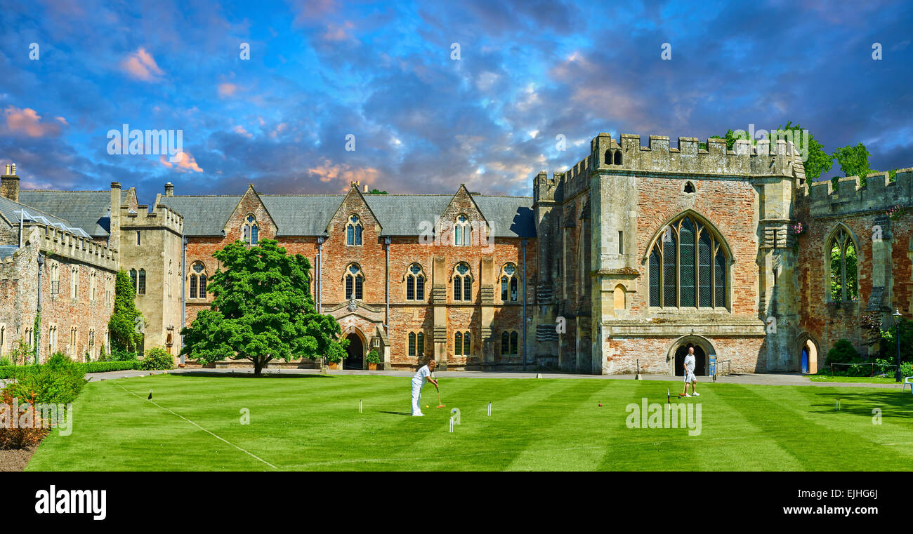 Croquet giocato infantile dei Vescovi palazzo costruito nei primi inglese in stile gotico in 1175, Wells Somerset, Inghilterra Foto Stock