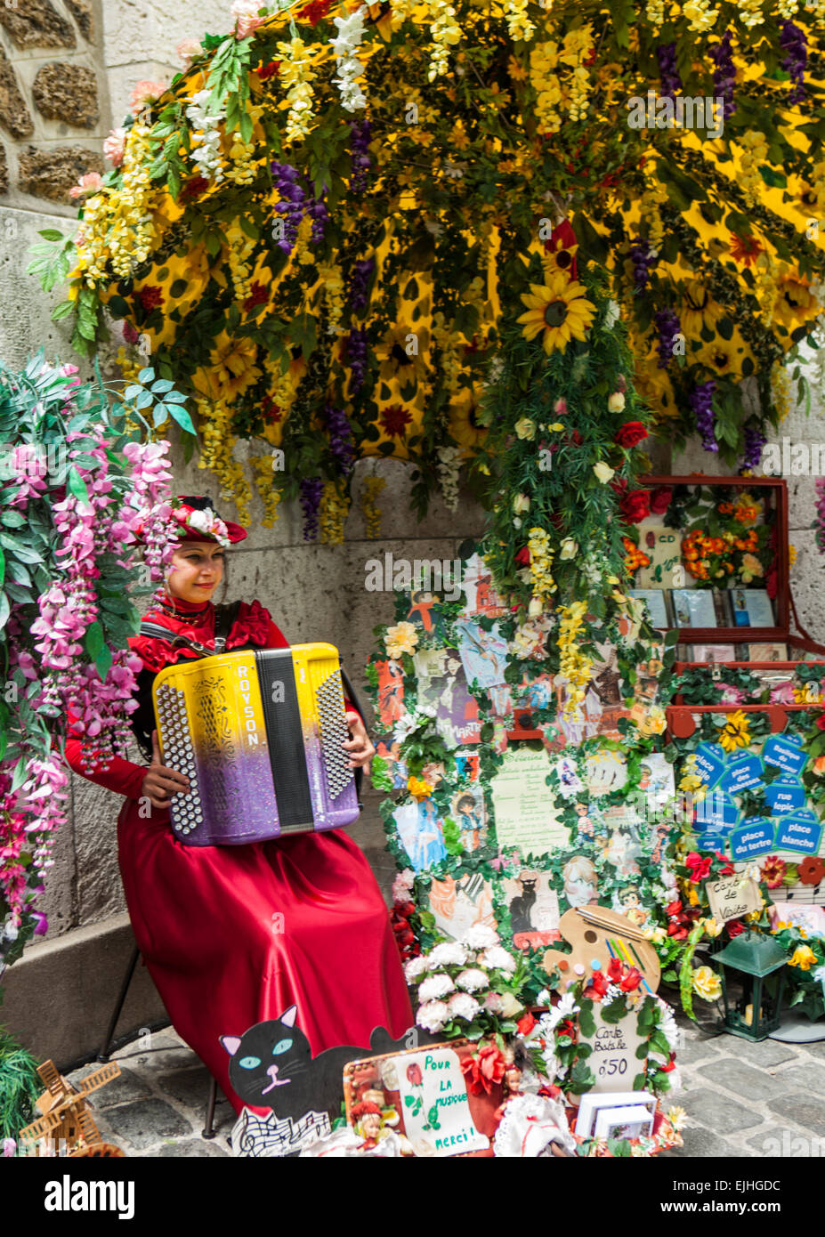 Donna in costume regionale a suonare la fisarmonica a Montmartre, Paris, Francia Foto Stock