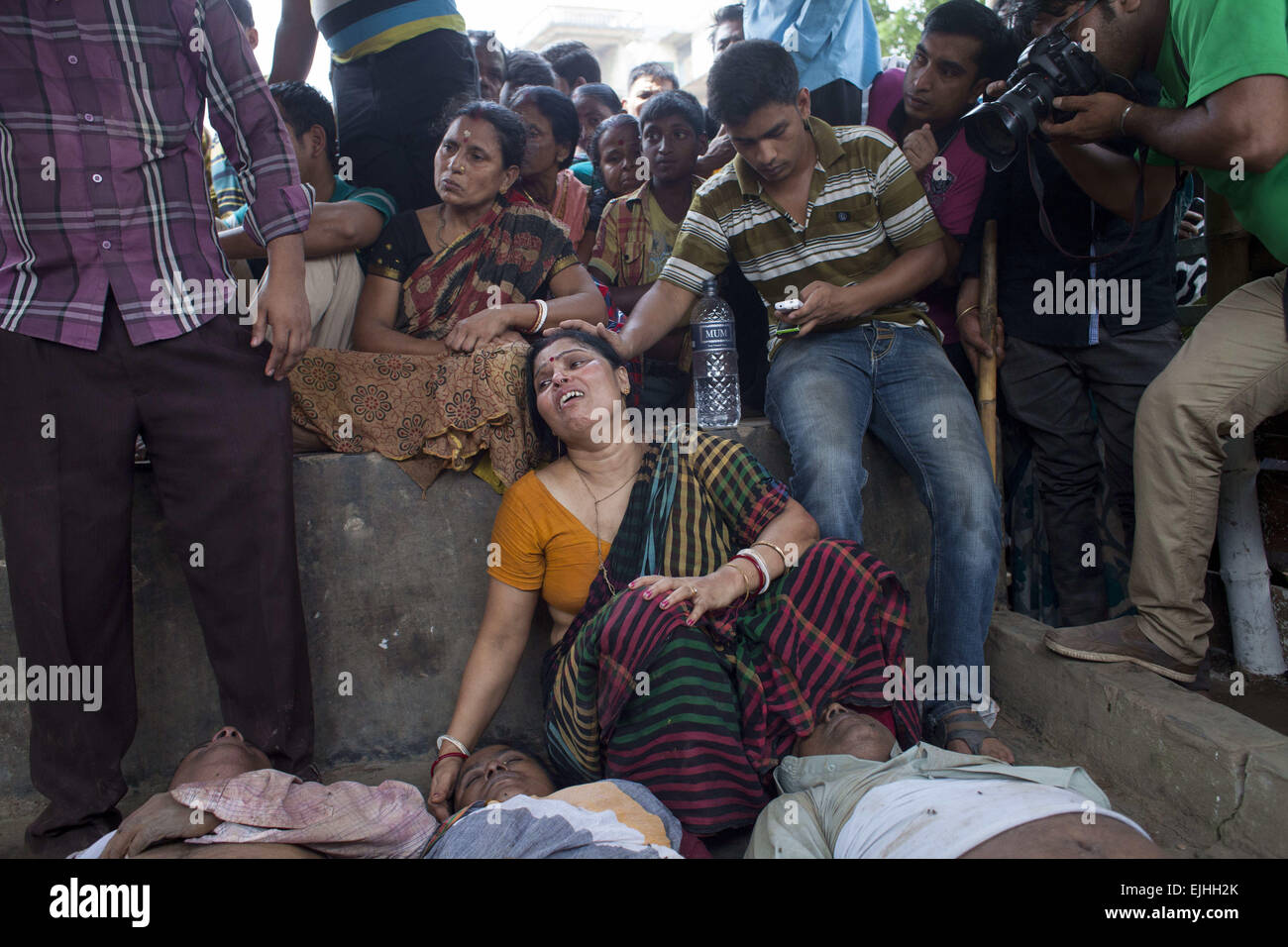 Narayangonj, Bangladesh. 27 Mar, 2015. I parenti sono c asciugatura vicino al corpo morto morto in un parapiglia durante l''˜Astami snan', sante indù in bagno il vecchio fiume Brahmaputra. Credito: ZUMA Press, Inc./Alamy Live News Foto Stock