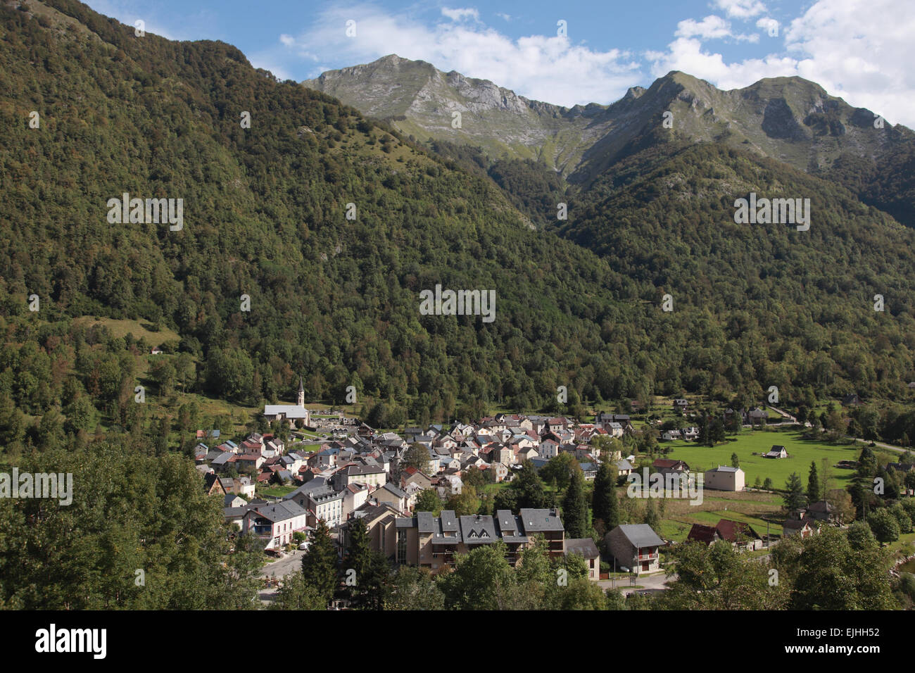 Aullo les Bains un villaggio termale attraente anche per camminare e sciare, Ariège, Midi Pirenei, a sud ovest della Francia Foto Stock