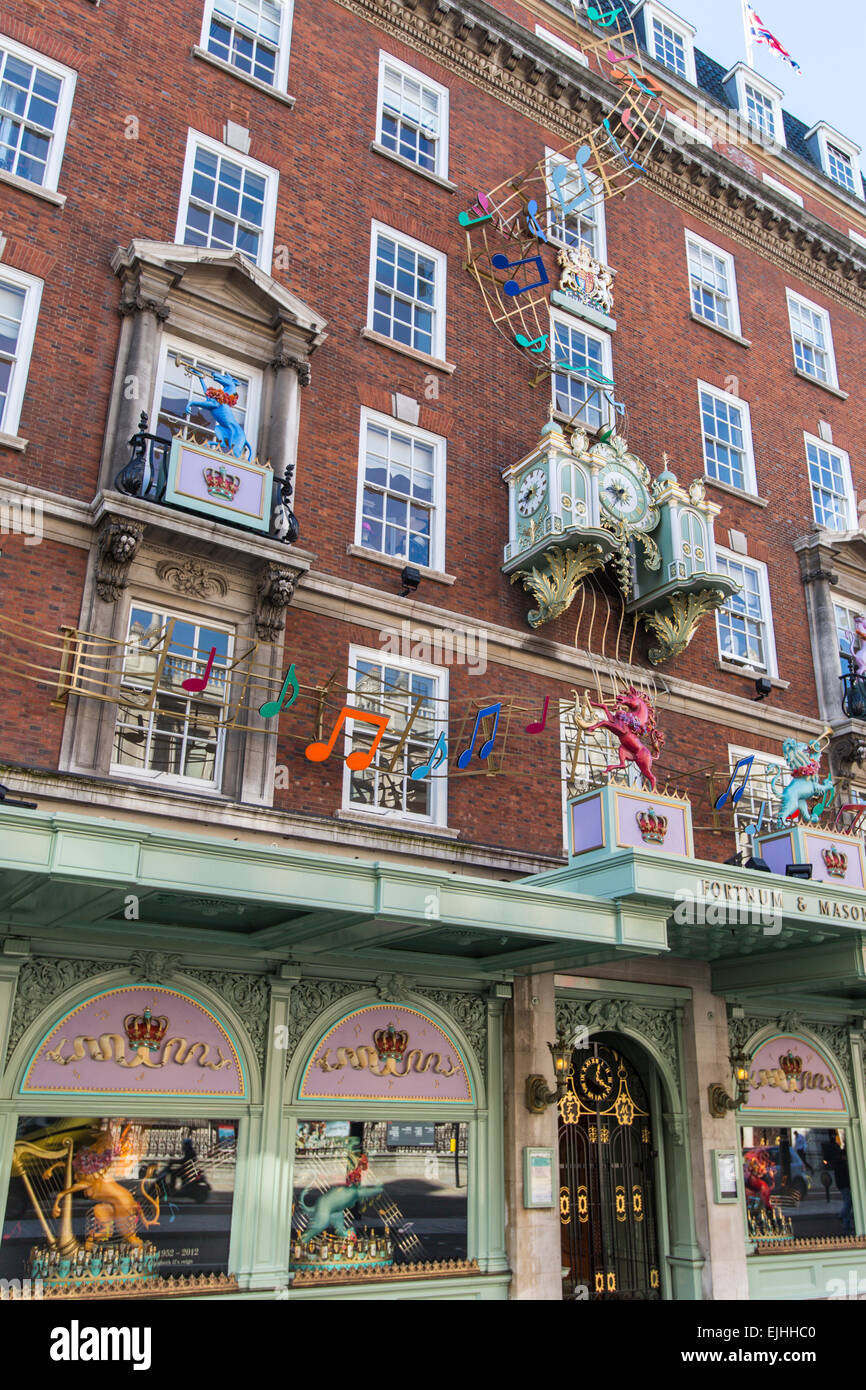 Fortnum e Mason storefront decorate, Londra, Inghilterra, decorate per la regina del Giubileo di Diamante Foto Stock