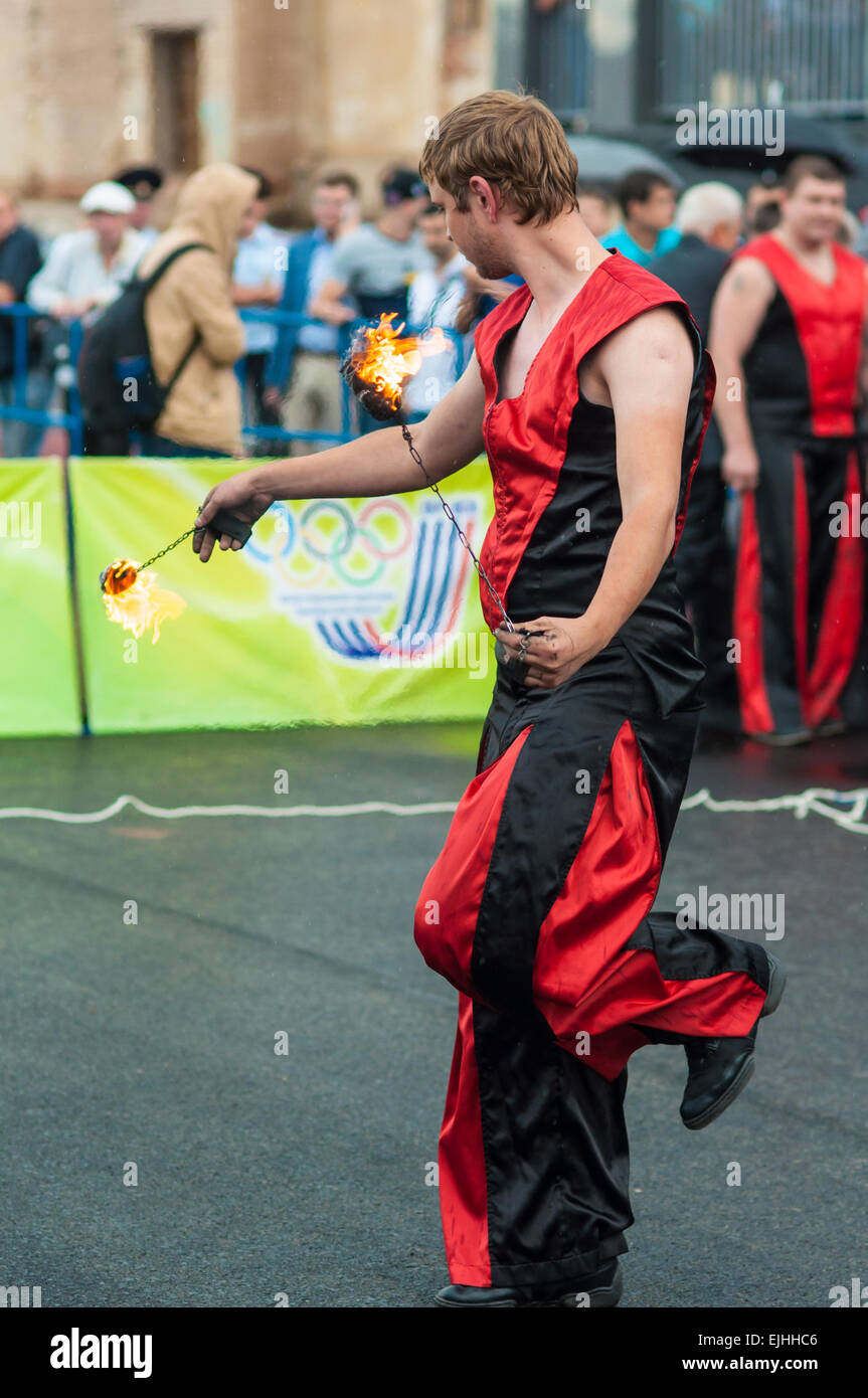 ORENBURG - 25 Luglio: la danza con il fuoco o il fuoco mostra nel programma Gioventù riuniti nell incontro di boxe tra squadre di Russia e Cuba 25 luglio 2014 anno di Orenburg, regione di Orenburg, RUSSIA Foto Stock