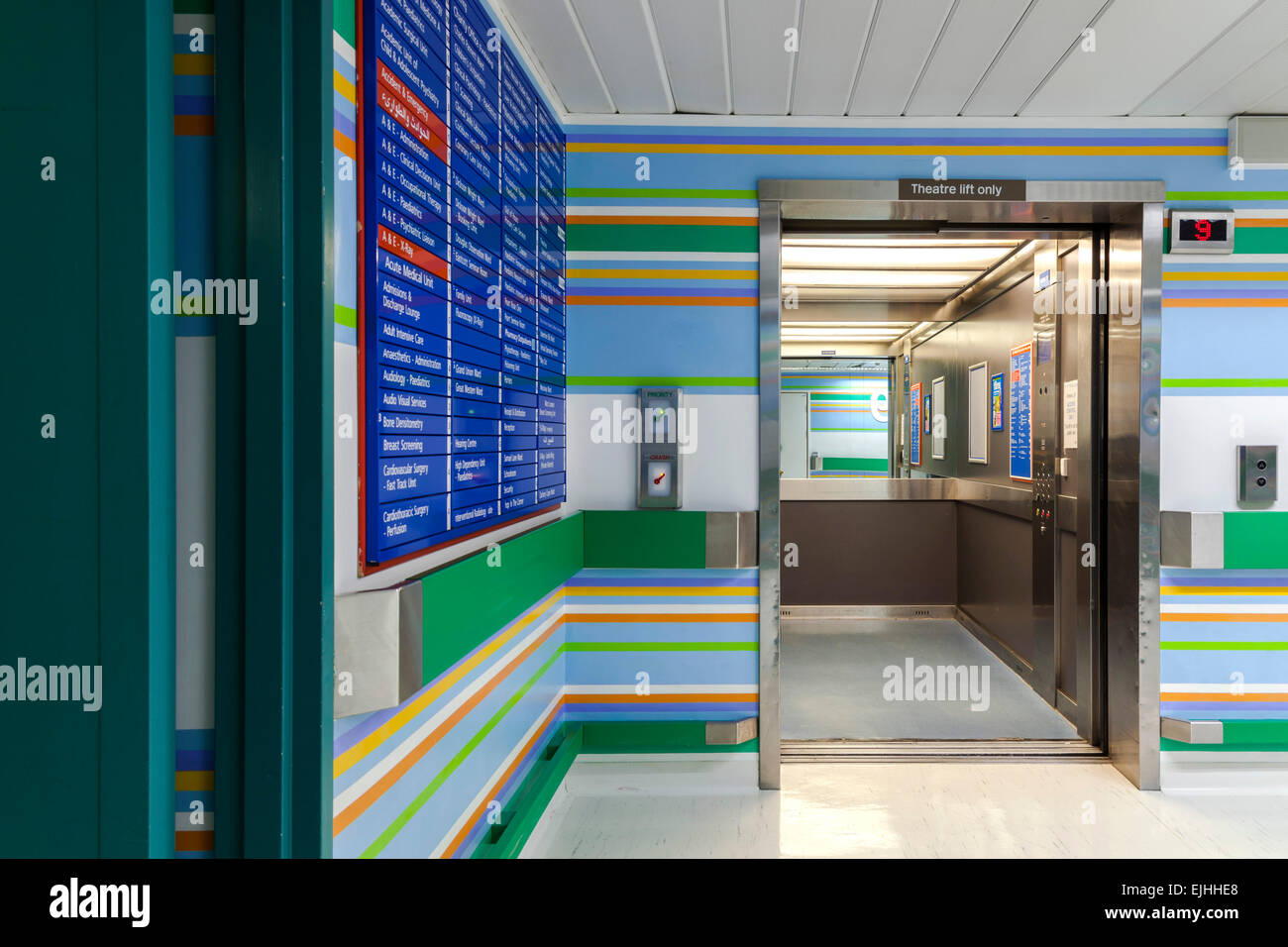 Vista nel nono piano ascensore. St Mary s Hospital di Londra, Regno Unito. Architetto: Bridget Riley, 2014. Foto Stock
