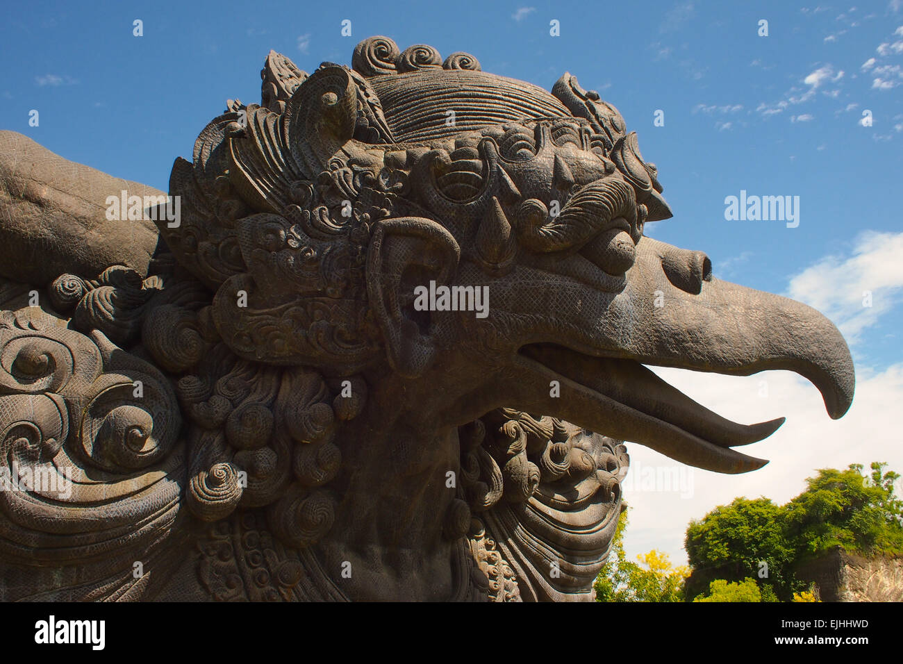 La testa della statua di Garuda guarda vicino al parco culturale Garuda Wisnu Kencana, Bali, Indonesia Foto Stock